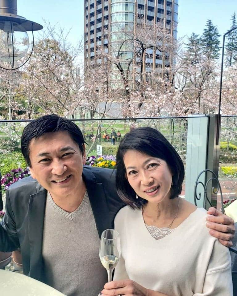 藤岡幸夫のインスタグラム：「六本木の桜を楽しめるイタリアンのテラス…昔のボクだったら…それが今ではあーた、隣にいるのは今日もかみさんなんです！結婚して３１年になるかみさん😂😂😂ベイベー関連ネタは昨年の投稿を添付しました。弟分夫婦と楽しくランチ😊  僕が司会&指揮の音楽番組「エンター・ザ・ミュージック」(BSテレ東 毎週土曜23:30～全国放送)は４月４日(土曜)から毎週土曜 朝08:30～に変更になりたす。どうぞよろしくお願いいたします(^-^ゞ」