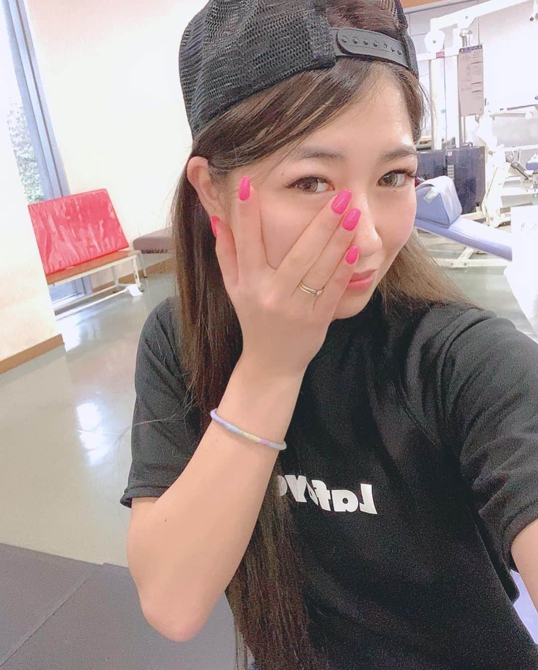 宮川杏奈さんのインスタグラム写真 - (宮川杏奈Instagram)「昨日は夜更かしし過ぎて浮腫んだ😂 トレーニングして治った⭕️ あースッキリ👍🏽 . はい。 今週末もすっぴんで終了。笑 . 週末は私服を着る！とか 1週に1度はメイクポーチを開く！とか ルールを作らないとこのまま化石になりそう😅💦 . 今日のご飯は何にしようかなぁ🤭💕 . #尻トレ #ケツトレ #パーソナルトレーナー #筋肉女子 #トレーニング女子 #ケトジェニックライフ #ケトジェニックダイエット #ボディメイク #フィットネス #ダイエット #トレーニング #ワークアウト #低糖質高タンパク #低糖質ダイエット #低糖質 #ローカーボ #ロカボ食品 #ロカボ #低糖質ごはん #糖質オフ #パーソナルトレーナーの生活 #トレーニングジム #パーソナルトレーニング #プライベートジム #パーソナルトレーニングジム #ビーチバレー選手 #バレーボール選手」3月22日 14時03分 - an1221na