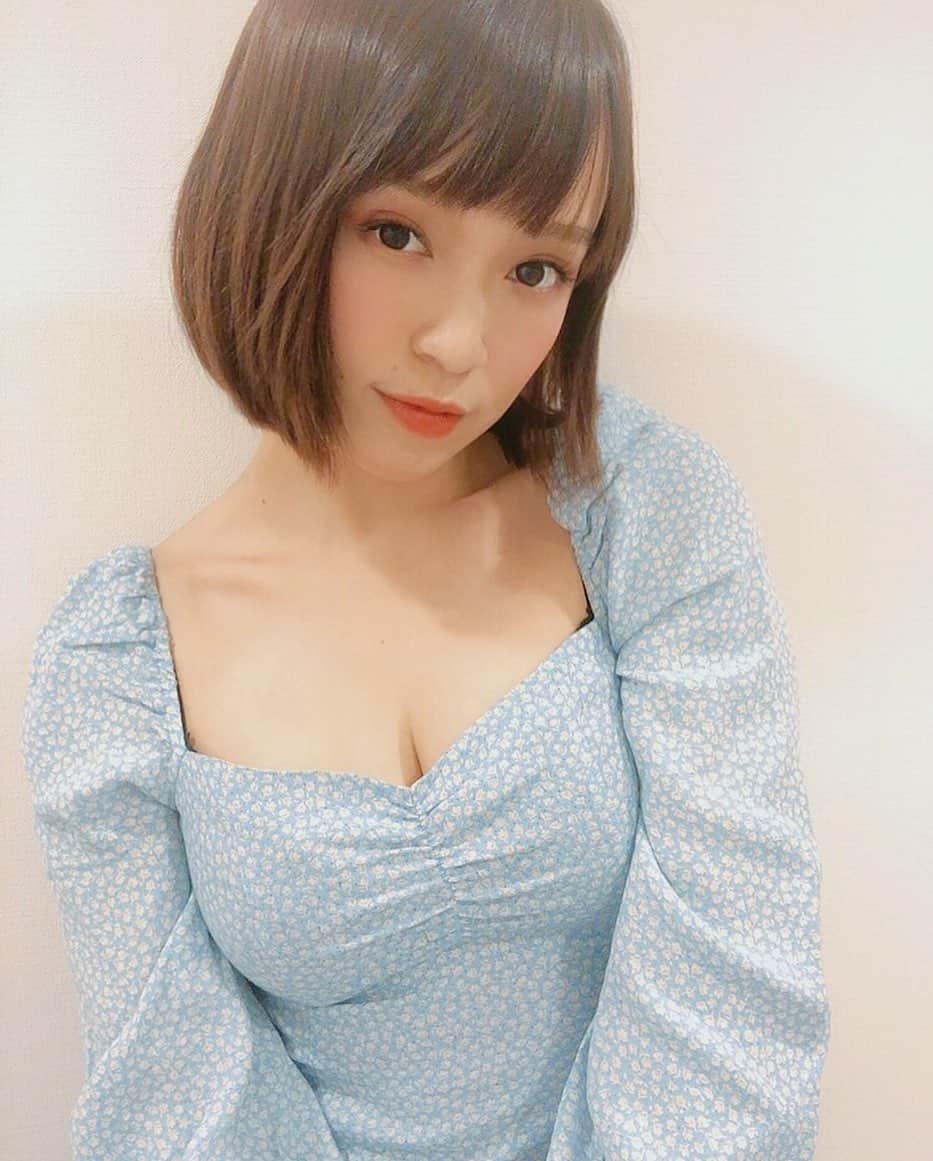 Soweluのインスタグラム：「New Look♡  久しぶりのボブ でも均等の真っ直ぐボブは 実はお初✨  コロナの影響で不安やストレスでかなりもやもやしてたんだけど、 短くしてめちゃ気持ちがスッキリしたよ〜！ やっぱりヘアスタイルは切るだけでも、カラーだけでも変えるとリフレッシュ出来るね🙌  マツエクも今回は違うデザインで お願いしてやってもらったよ❣️ @eyeroom_mira  Thankyou MIRA chan♡  ニュースを見る度不安が増すし、 これからどうなるんだろうって 怖くて眠れない日もあるけど  無理なく自分を卑下しないで、 しんどくなったらゆっくり深呼吸して、共に今を大事に みんなで乗り越えようね😌🙏 冬は必ず春となる🌸  Winter always tunes to Spring Sending Love to everyone!!!! ・ ・ #🌸 #🙏🙏🙏」