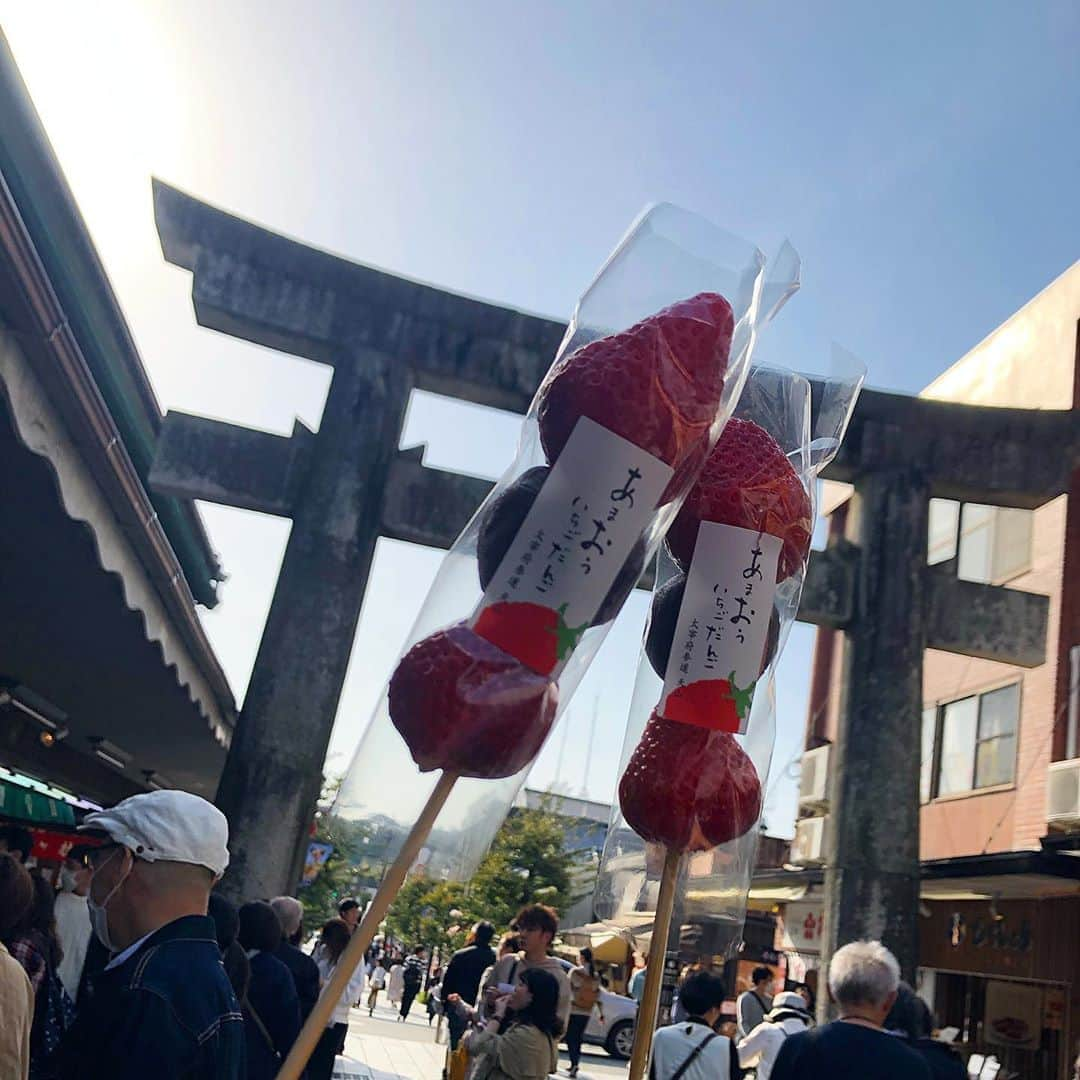 湯浅なるせのインスタグラム：「日帰り福岡✈️ とってもお天気で最高🍓☀️ #太宰府天満宮  #あまおういちごだんご」