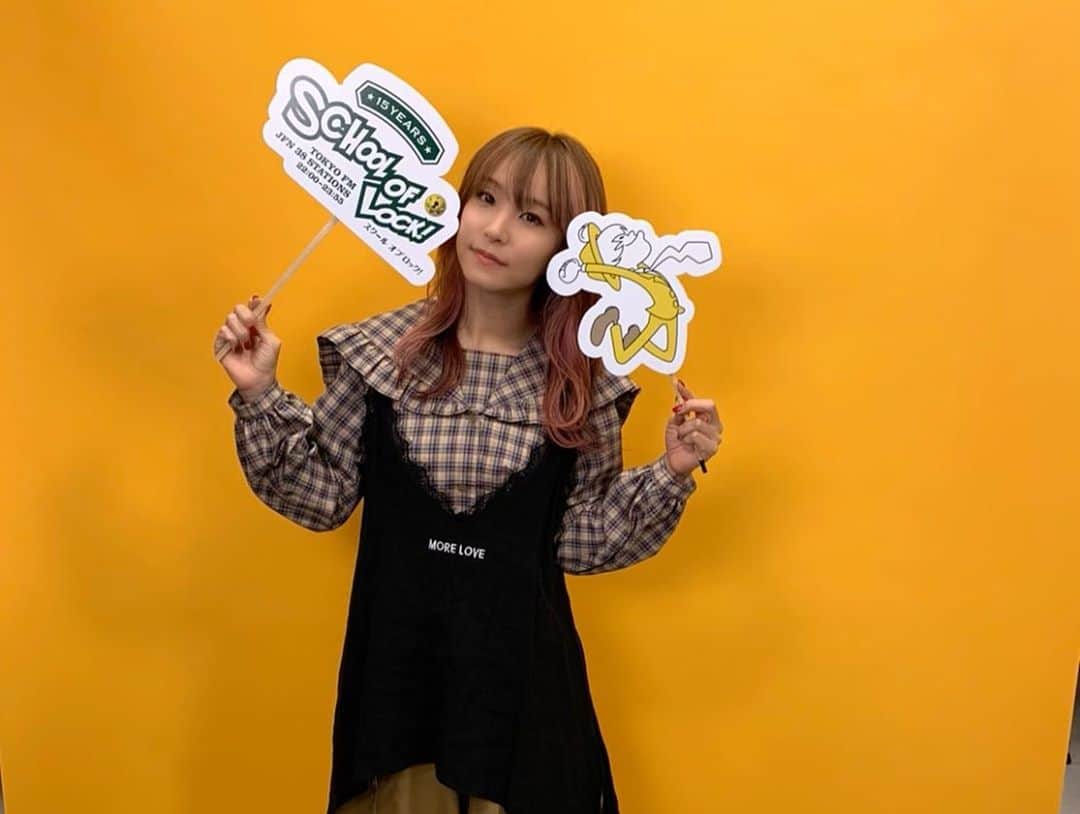 LiSAさんのインスタグラム写真 - (LiSAInstagram)「本日、この後YouTube Live「SCHOOL OF LOCK!キズナ感謝祭supported by 親子のワイモバ学割」生放送で、校長と最後の授業ですっ\( ¨̮ )/ 登校してねーっ\( ¨̮ )/ https://m.youtube.com/watch?v=DRoOVEnglt8  https://live.line.me/channels/24/broadcast/13196740  #SOLワイモバ学割」3月22日 14時15分 - xlisa_olivex