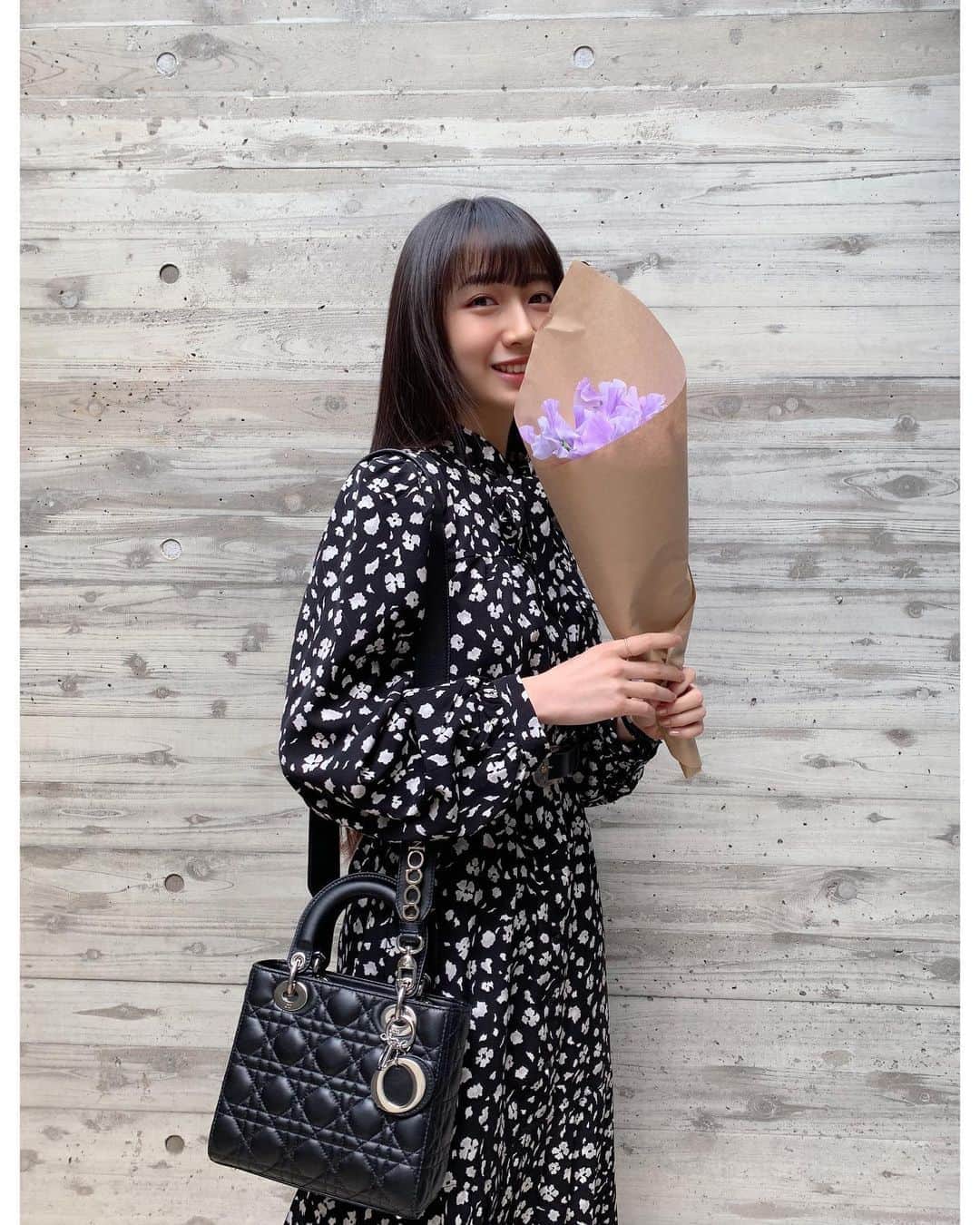 木村心美さんのインスタグラム写真 - (木村心美Instagram)「今日はお花屋さんに @kudo_shizuka と @koki と行きました。 おまけで頂いたスイートピーがとても可愛いです。 お母さんと妹は鉢植えのお花をいっぱい買いましたが私は買いません。何故なら私が育てるとあっという間に枯れてしまうからです。何でだろう。  The flower shop lady gave us this pretty sweet pea✨  #何故  @dior #ladydior」3月22日 14時34分 - cocomi_553_official