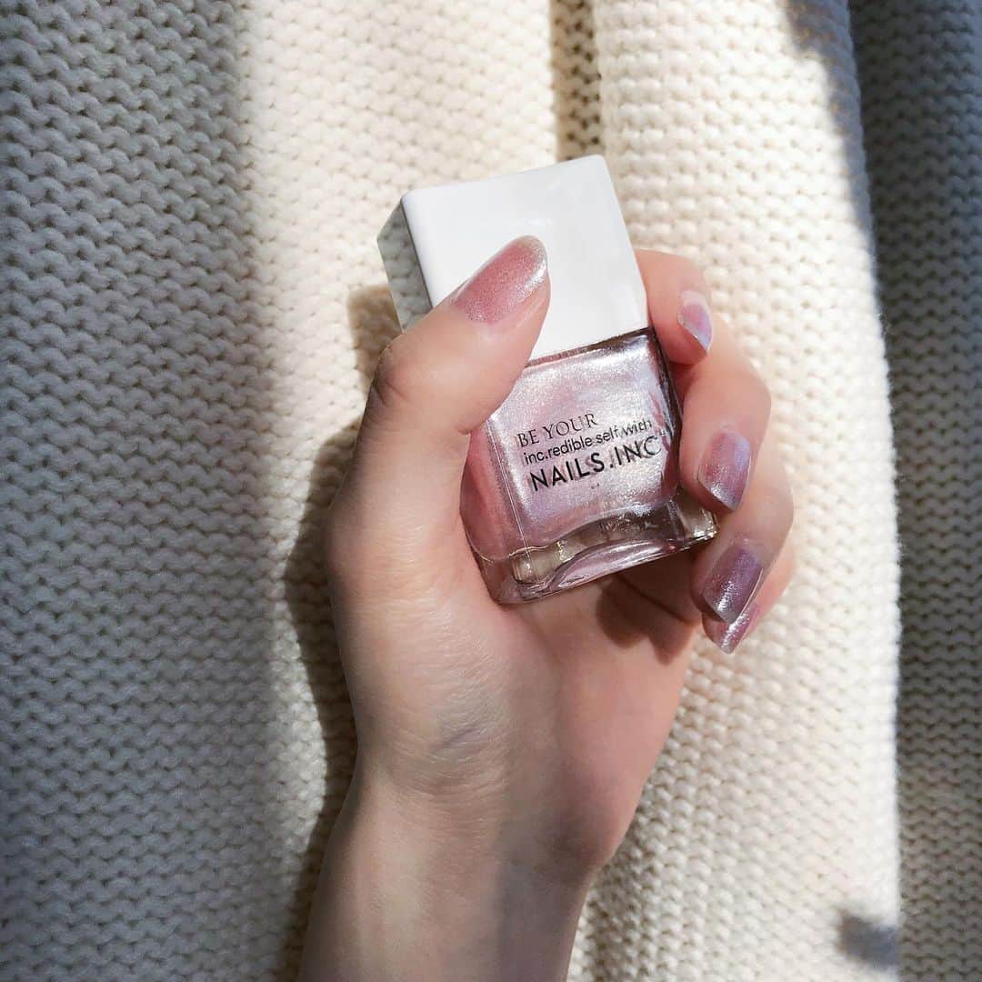 後藤夕貴のインスタグラム：「ㅤ 桜色ピンクのラメ トップコートのストーン はい かわいい。 春ですね ㅤㅤ @nailsinc.jp  #nail #ネイル #セルフネイル」
