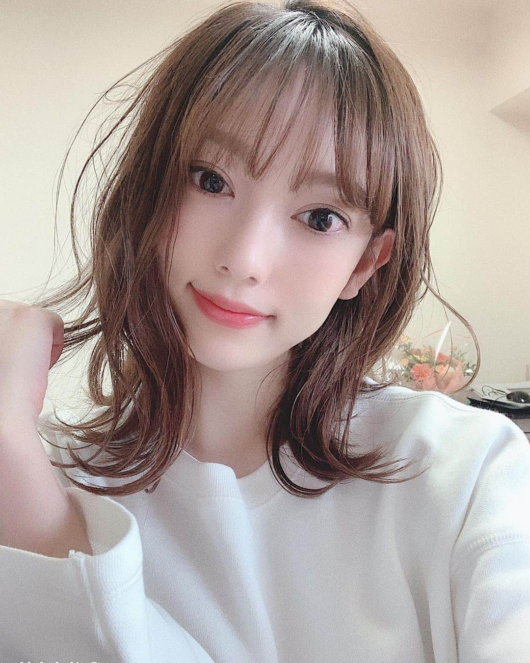 室加奈子さんのインスタグラム写真 - (室加奈子Instagram)「地道に地道にお肌のケアを前より 少し丁寧にするだけで全然違う。 食べるものも少し意識してるから 体重も緩やかにだけど減ったり、 お肌意識して生活するの悪くない😊 #エステ #お肌 #勉強中」3月22日 14時40分 - kaaaanako.20