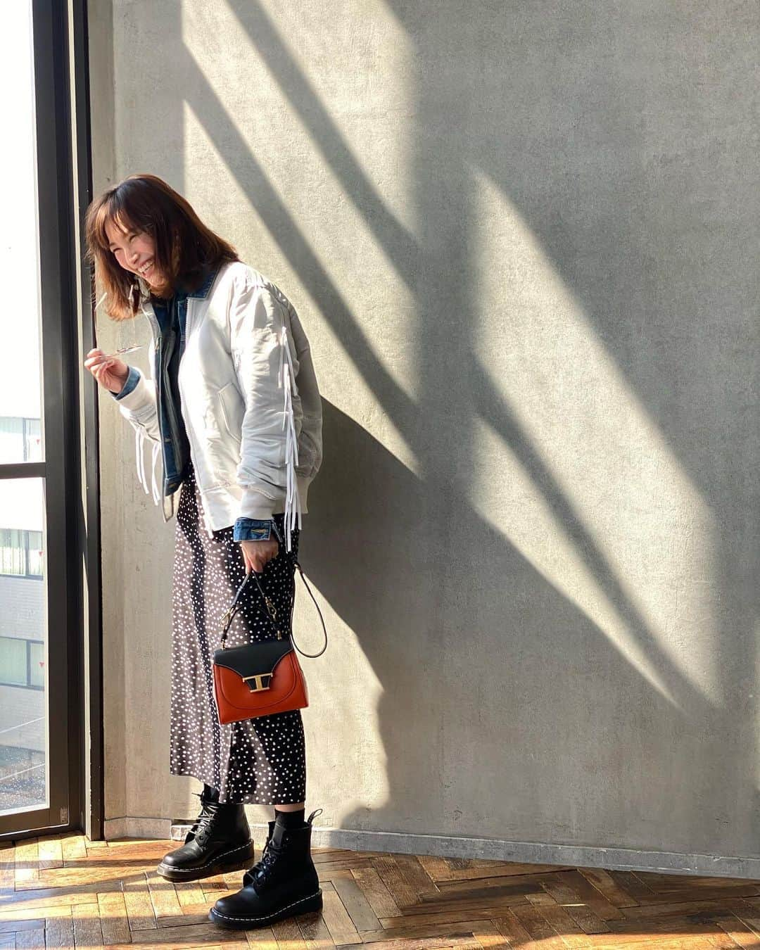 大政絢さんのインスタグラム写真 - (大政絢Instagram)「#今日の絢服 bag @tods  shoes @drmartens_japan  カメラマンの #渡辺謙太郎 さんに撮って頂いたら携帯とは思えないような素敵写真を🤳✨ 春服楽しいな〜！」3月22日 14時46分 - aya_omasa_official