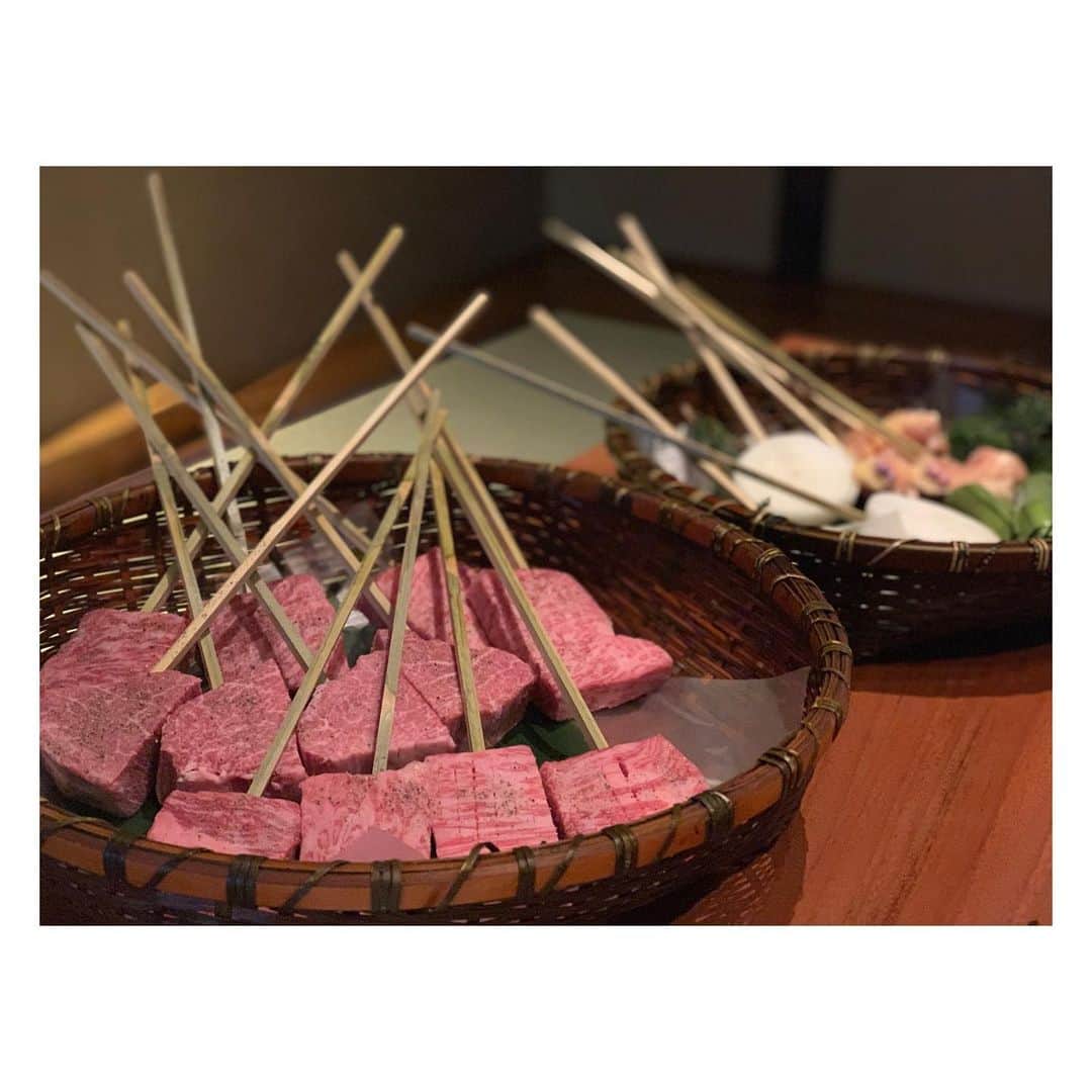 Nacoのインスタグラム：「感謝 . . この家族でいられる事を心から誇りに思います。 . . #foodstagram #food #instafood #delicious #happy #happiness #family #thankyou #sirloin #steak #japanesefood #awesome #congrats #happybirthday #birthdaydinner #생일 #먹스타그램 #맛스타그램 #대박 #최고 #행복 #고기스타그램 #お祝い #いろり焼き #家族 #大笑い #幸せ #誕生日 #感謝 #懐かしのお店」