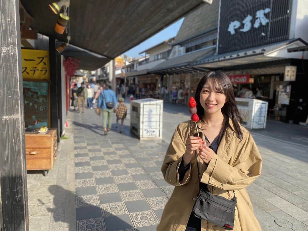 湯浅なるせさんのインスタグラム写真 - (湯浅なるせInstagram)「すんごく美味しかった、、🍓🌸 #太宰府天満宮  #あまおういちごだんご #briefing」3月22日 15時00分 - naaase