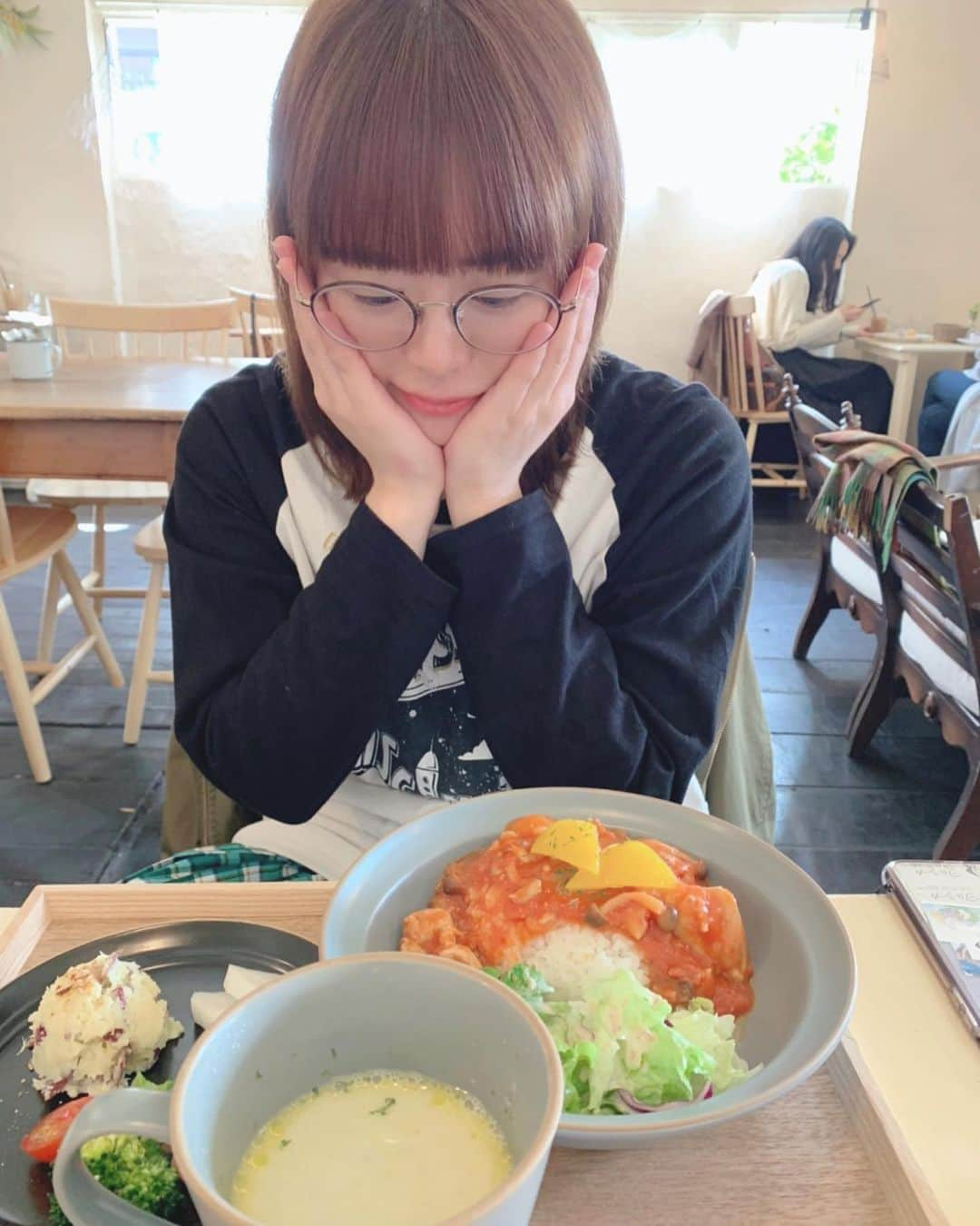 竹尾歩美さんのインスタグラム写真 - (竹尾歩美Instagram)「10年付き合いのある私のお姉ちゃん的存在の友人と久しぶりに会ってランチしたよー😌🍴 私が頼んだのは鶏肉のトマトクリーム煮ごはん。ご飯も美味しかったし、なにより雰囲気のいい素敵なカフェでした☕️また来れたらいいな。 . 私の夢を応援してくれてる。見守ってくれてる。そんな方がいること自体、本当にありがたいんだなーって実感する。 もうだめだって思っちゃうこともあるけど、まだだ。まだだ。って自分を奮い立たせて、今出来るせいいっぱいのことをしていきたい。もっと強くなりたいと思ったよ。 そんなことを思う休日🌸 . #休日#ランチ#尾美」3月22日 15時03分 - ayumitakeo_4719