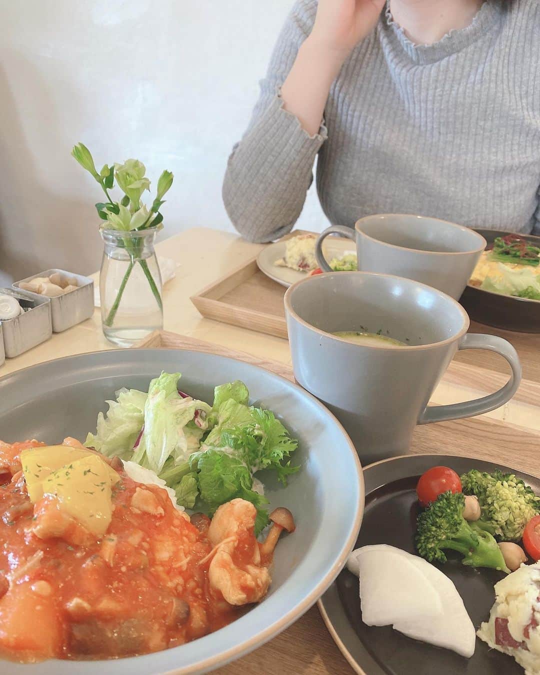 竹尾歩美のインスタグラム：「10年付き合いのある私のお姉ちゃん的存在の友人と久しぶりに会ってランチしたよー😌🍴 私が頼んだのは鶏肉のトマトクリーム煮ごはん。ご飯も美味しかったし、なにより雰囲気のいい素敵なカフェでした☕️また来れたらいいな。 . 私の夢を応援してくれてる。見守ってくれてる。そんな方がいること自体、本当にありがたいんだなーって実感する。 もうだめだって思っちゃうこともあるけど、まだだ。まだだ。って自分を奮い立たせて、今出来るせいいっぱいのことをしていきたい。もっと強くなりたいと思ったよ。 そんなことを思う休日🌸 . #休日#ランチ#尾美」