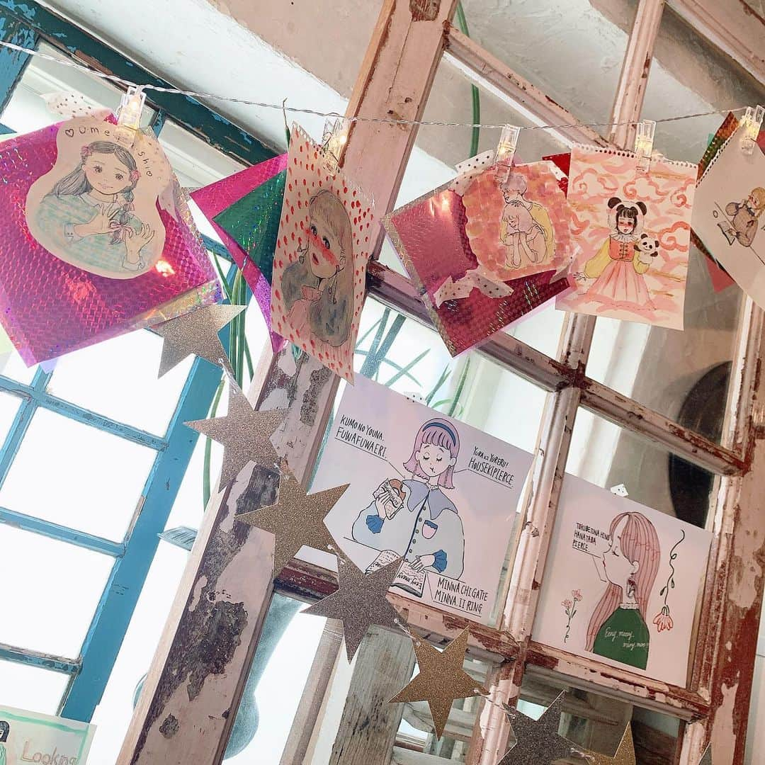 佐生雪のインスタグラム：「I visited my friend’s exhibition yesterday. She is a awesome illustrator, isn’t she? She is illustrating so pretty and girly pictures using pastel colors. I felt like I was in a fairy tale. Actually, she is one of my best friend, so I proud of her indeed. I want you to see her collection more💐 昨日は、高校の頃からの先輩の個展を見に行ってきました。 すごく可愛くて、お洒落で、素敵なイラストたちに囲まれて、まるで本当におとぎ話の中にいるような気持ちになりました🧸💫 実は、先輩は私の本当に大切な友人のひとりで、純粋にその空間に居ることが出来たことがとても嬉しかったです。 次はマグカップとか、トートバックも置いてね。って伝えないと。 @watashi_kisaki  #illustration #illustrator #pastel #pretty #girly #fairytale」