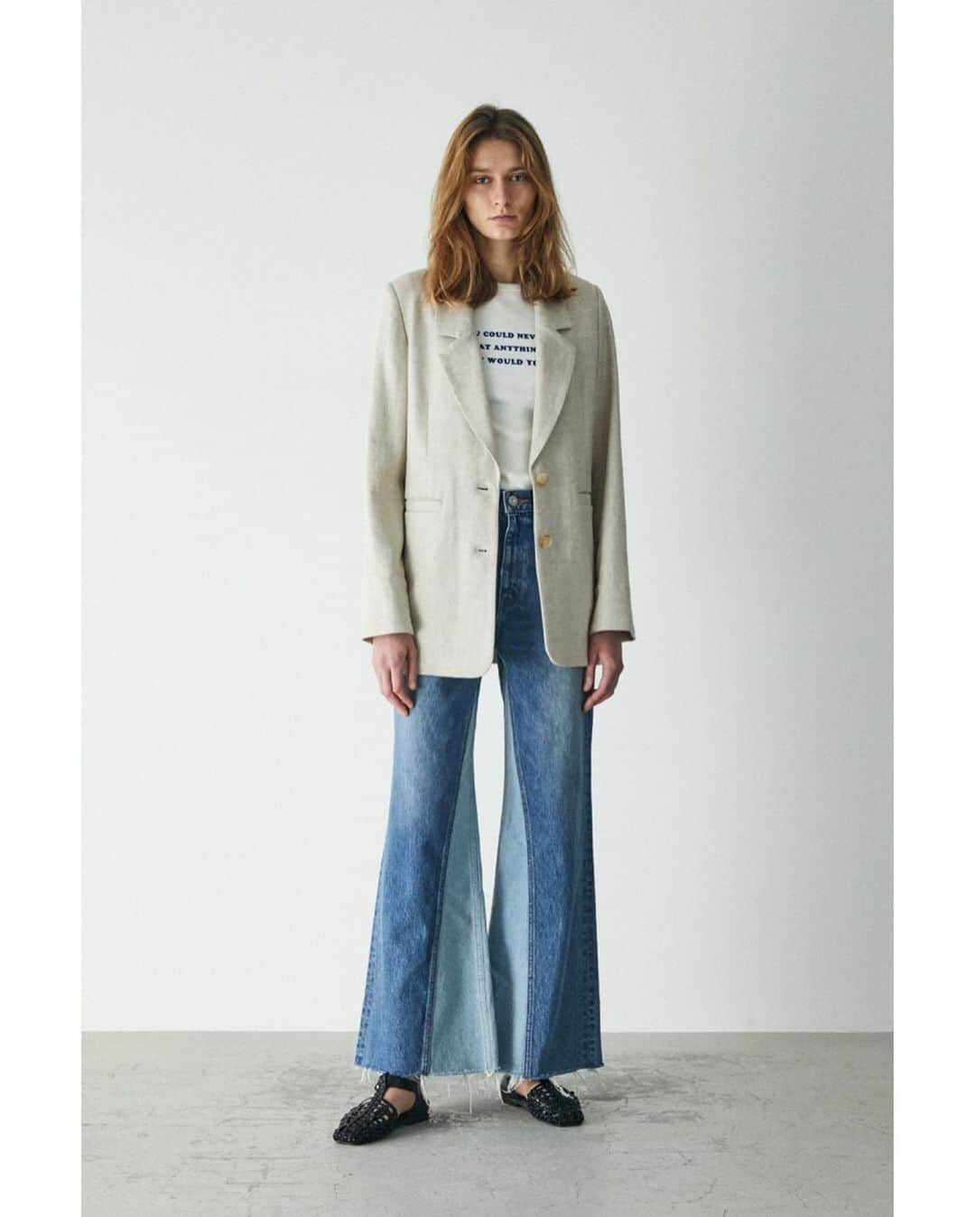 のインスタグラム：「MOUSSY 2020 March LOOK BOOK ㅤㅤㅤㅤㅤㅤㅤㅤㅤㅤㅤㅤㅤ ・FLOCKEY LETTERED PRONT TEE(010DST90-0330) ・LIGHT SINGLE JACKET(010DSH30-0720) ・HIGH WAIST REMAKE DETAIL FLARE(010DSH11-0160) ・WEAVE FLAT SANDALS(010DSS52-1570) SHEL'TTER WEB STOREにて先行予約販売中。 また、全国のMOUSSY店舗では3月下旬〜4月上旬頃発売予定。 ㅤㅤㅤㅤㅤㅤㅤㅤㅤㅤㅤㅤㅤ #MOUSSY #MOUSSYJEANS ※配送状況により店舗発売日が変更、また、SHEL'TTER WEB STOREにて予約販売を行っていた商品につきまして予定通りにお届けできない場合がございます。 予めご了承くださいませ。」