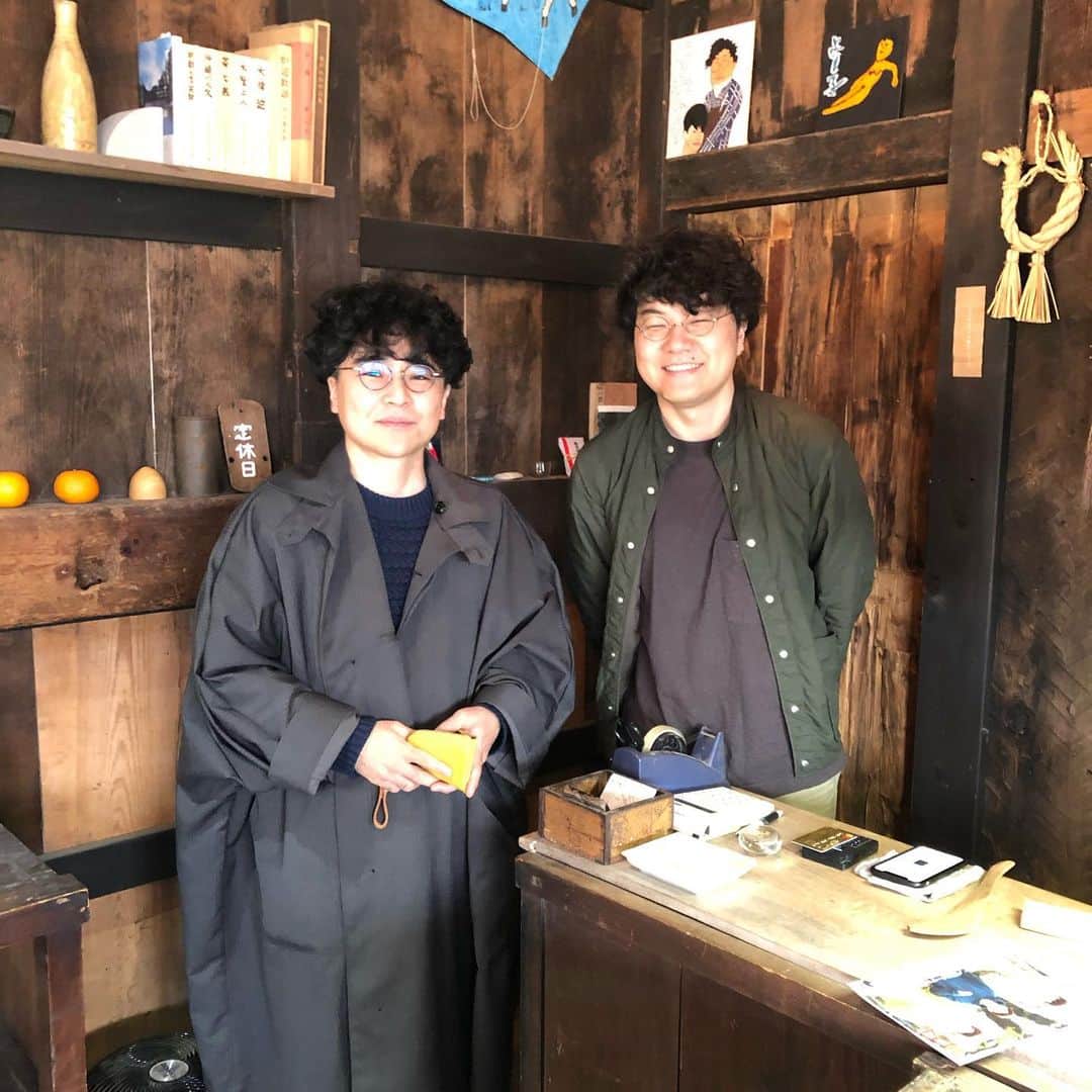 いとうせいこうのインスタグラム：「今日はトビムシ松本さんに案内してもらって飛騨古川まで。途中の素晴らしい器のお店で、星野概念系のご主人と概念氏。」