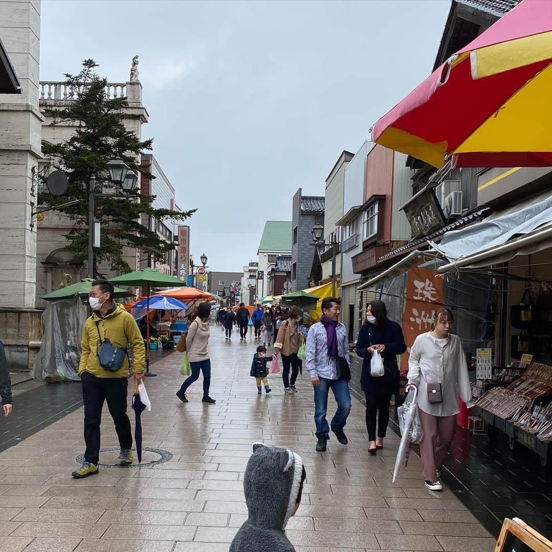 栗原友さんのインスタグラム写真 - (栗原友Instagram)「輪島の朝市。昨夜のテレビで輪島の朝市がコロナウィルスで来客激減してるとのことで、早速訪問。美味しいもの沢山仕入れてしばらく我が家の酒の肴は充実したな！おばあちゃんの漬物とかお野菜、干物、へしことかおすすめ沢山！」3月22日 15時21分 - kuri__tomo