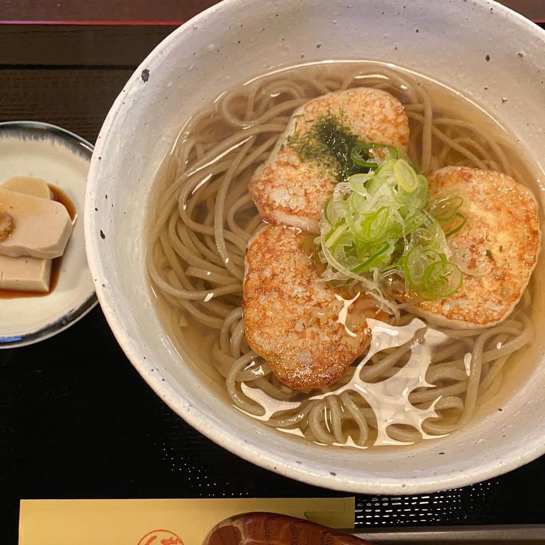 栗原友さんのインスタグラム写真 - (栗原友Instagram)「お宿にご紹介いただいたお蕎麦屋さんで昼食。とても美味しい、良い香り！冷たいおろしとろろ蕎麦と、暖かいおやきそばが人気。」3月22日 15時23分 - kuri__tomo