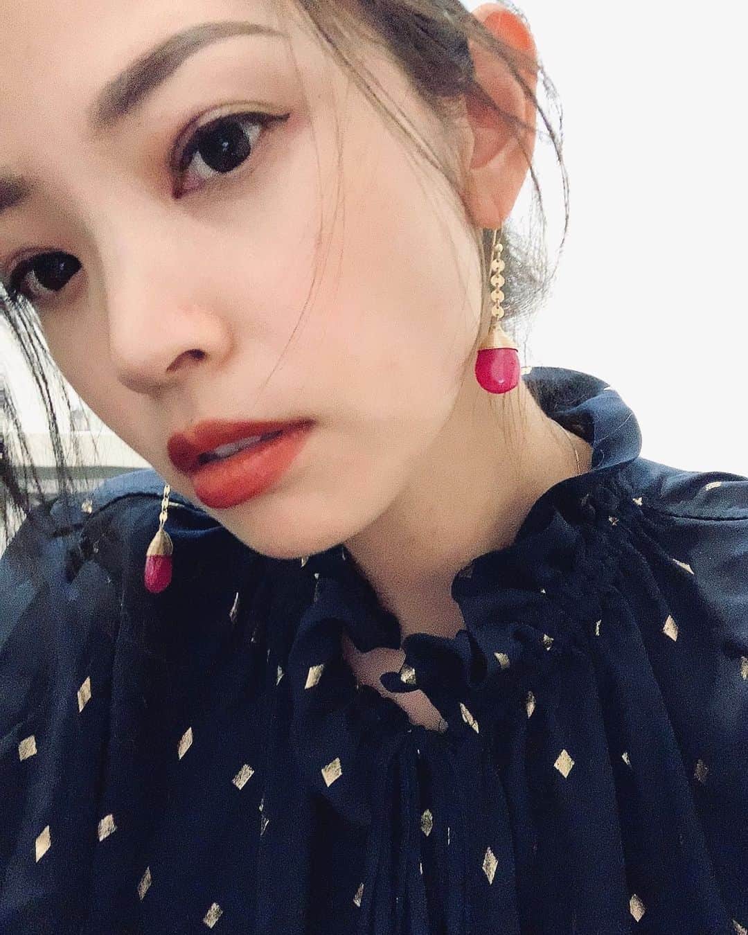 小田切恵子さんのインスタグラム写真 - (小田切恵子Instagram)「この綺麗な石が好きで🍒 珍しくホットピンクーー🌷🍒🌷🍒 シンプルそして華やかで合わせやすいこのピアス。  #earrings  #ピアス #春気分 #アシンメトリー #emilybluejewelry #hotpinkquartz」3月22日 15時27分 - keikoodagiri101