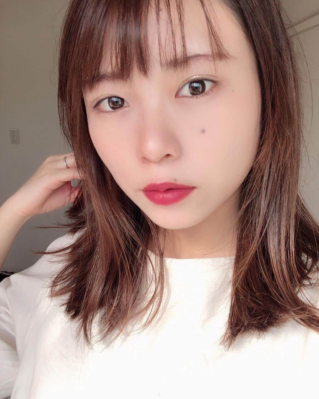のインスタグラム：「. 美容院へ💇‍♀️ . . 前髪も髪の毛も少し短めに してもらった〜♡♡♡ . . . 髪縛る時におくれ毛 出るのが嫌で いつも顔まわりは段入れず お願いしてたんだけど 無造作ヘアに憧れて 段入れてもらった💕 . 果たしてあたしは自分で 無造作ヘアを上手に 作ることができるのか🤔笑 . . #美容院 #美容 #無造作ヘア #ヘアアレンジ #教えて先生 #hair #cut #haircut #ミディアムヘア #妊婦 #マタニティ #初マタ #プレママ #31w0d #シャンプー台は10分が限界 #instagood #instalike #followme」