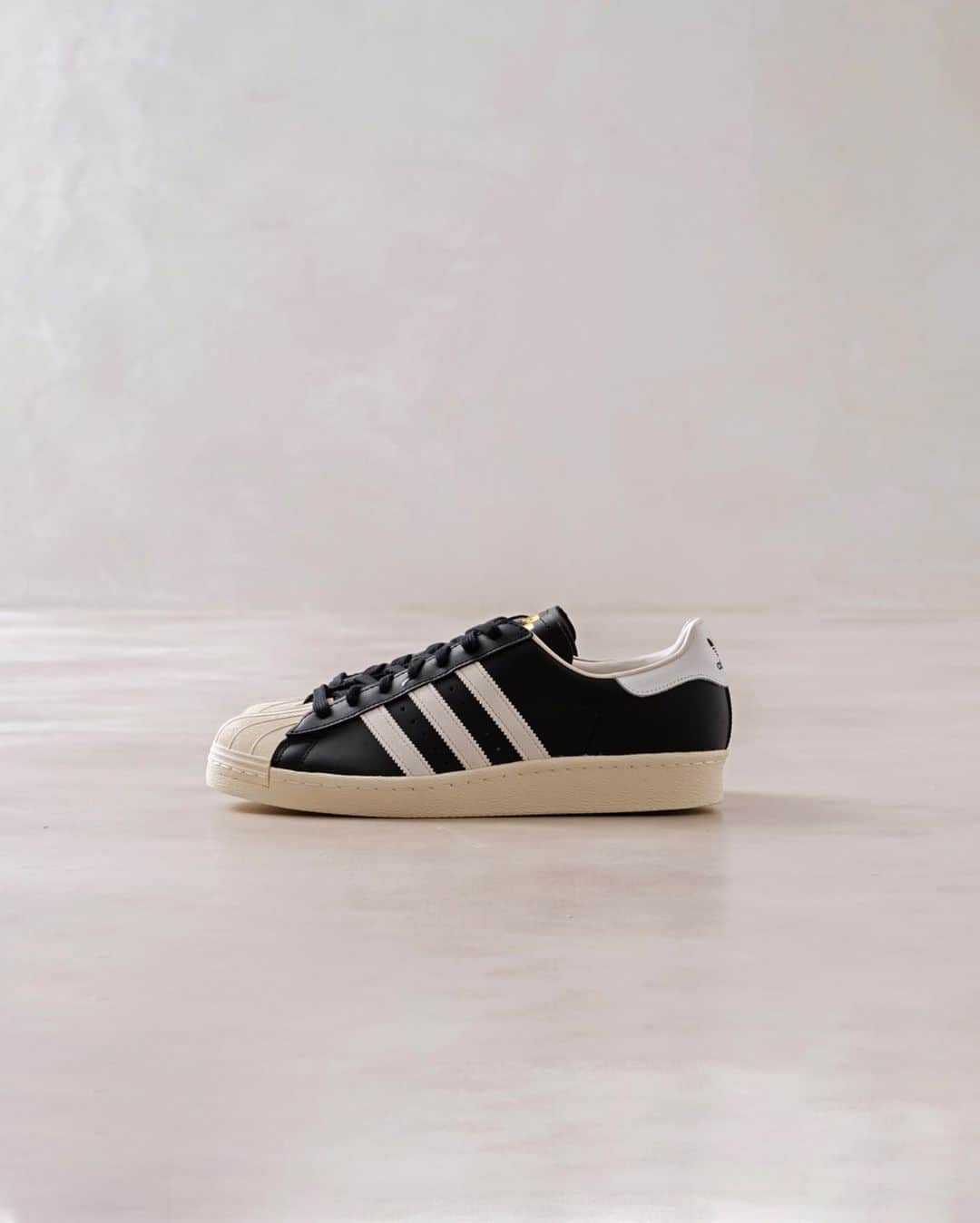 のインスタグラム：「【adidas】- SUPER STAR 80s -﻿ ﻿ 1970年代に誕生して以来、その人気が絶えることのないSUPERSTAR。﻿ ﻿ 本モデルでは、アイコニックなシェルトゥと滑らかなレザーアッパーをあしらい、今シーズン注目の新鮮なカラーをあしらっています。﻿ ﻿ クラシカルながら今らしさも感じさせるタイムレスな一足です。﻿ ﻿ ﻿ ﻿  Sneaker :【adidas】¥14,000+tax﻿ No : 20093310101510﻿ ﻿ ﻿ ﻿ ﻿ ﻿ ﻿ 【BAYCREW'S STORE 10% OFF CAMPAIGN】﻿ ﻿ この春大注目のアイテムも10%OFFでお買い求めいただける大変お得なセールを開催中!﻿ ﻿ ﻿ 開催期間：2020年 3月20日(金)～3月26日(木)﻿ ﻿ ﻿ 開催店舗 : EDIFICE TOKYO（渋谷店） ／池袋パルコ ／NEWoMan新宿 ／横浜ルミネ ／名古屋パルコ ／名古屋高島屋ゲートタワーモール ／京都 ／神戸 ／熊本 ／ Baycrew’s store﻿ ﻿ ﻿ ﻿ ﻿ ﻿ ﻿ ﻿ ﻿ ﻿ ﻿ ﻿ #edifice #adidas #superstar #adidassuperstar #adidasoriginals #superstar80 #shoesaddict #shoestagram #kicks #kickstagram #shoeslovers #shoesaholic #shoefashion #sneakeraddict #sneakerheads #mensshoes #mensfashion #mensstyle #menwithclass #menwithstyle #dapper #dapperman #dapperstyle #エディフィス #アディダス #アディダススーパースター #アディダスオリジナルス #スーパースター80」