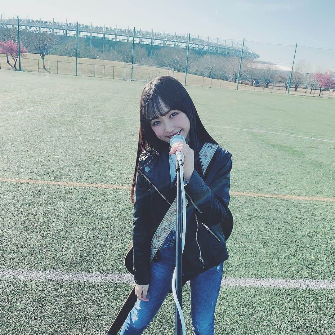 飯塚理珠（RIJU）さんのインスタグラム写真 - (飯塚理珠（RIJU）Instagram)「初MV「TEPPEN」に続き 2曲目のMV「明日への扉」も公開されました！！✈️ . . youtube.com/channel/UCCXFAZvGSNRkwWavcpLhc-Q チャンネル登録して、ぜひたくさん聴いて、見てください＾＾ . . ギターはギタリストの方にお借りしました、 Gibsonのhumming bird🎸 めちゃめちゃかっこいー！！！！ . . . #飯塚理珠 #RIJU #シンガーソングライター #ssw #ギター #ギター女子 #guitar #gibson #hummingbird #ギブソン #ハミングバード」3月22日 15時38分 - riju_0205