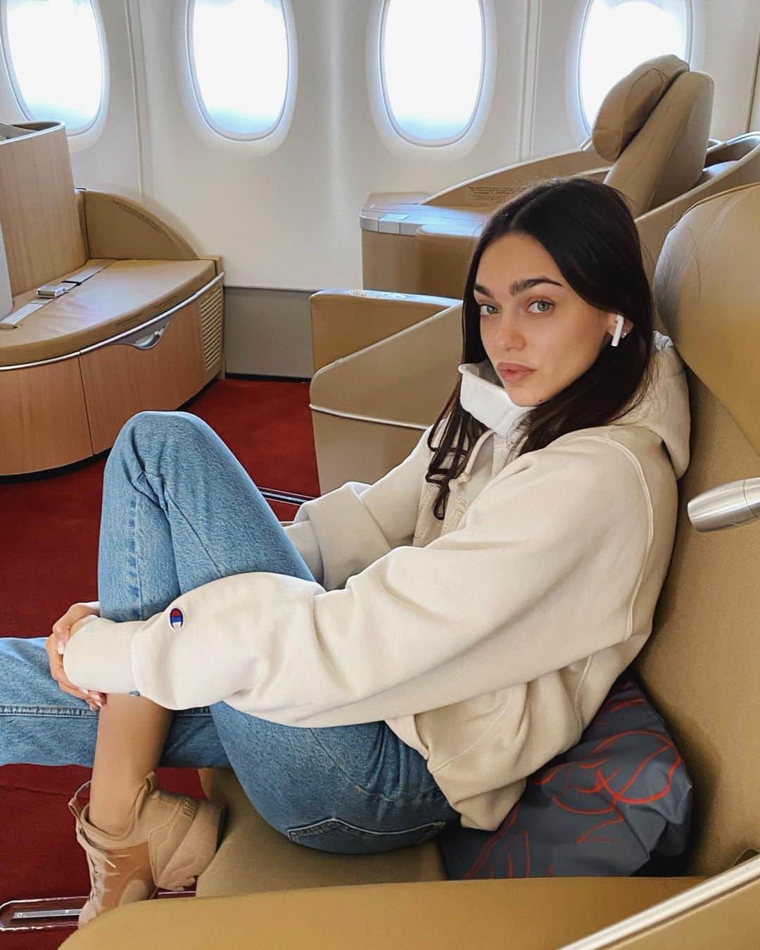 Zhenya Katavaのインスタグラム：「Вернулись Домой 🇧🇾🏡. Запланированный отпуск моей мечты🤍разрушился о скалы вируса.  Так же получаю много сообщений на тему возвращения... Все хорошо!Спасибо! Вернулись без каких либо проблем через Париж. Оставляю себя на карантин от Бабушек и Дедушек на неопределенное время 😇. Хочу призвать всех относиться серьезнее к этой проблеме , позаботиться о близких и не слоняться без дела по улице.  #stayhome」