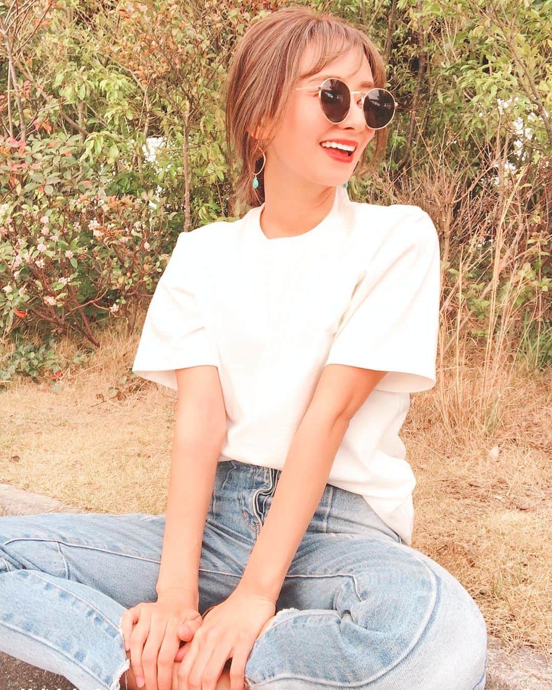 古澤未来のインスタグラム：「最近オーガニックとか再利用とか とても大事にしてます🚯  今日の私服も JM1サスティナブルTshirt👕  裁断クズを収集して、再紡績を行い新しい生地に生まれ変わらせて 再紡績し糸を引き揃えで綺麗に編み上げられてるんだって🤔  出来上がった生地を日本の職人達で丁寧に作り上げていったものだから そこら辺のやすーいTシャツより 生地もしっかりしてて着心地最高😂💓👍🏼 白Tは沢山持ってるんだけど 私のワードローブの中でこの白Tは 一生もんのTシャツになってるよ🤗 いい物はやっぱいい！！ あと2枚目の写真なんだけど 30歳越えて 骨盤のゆがみとかとても気になるから これも毎日愛用してる！詳しいことはまた後ほどあげるね！🥰 骨盤ケアも普段からしっかりしてます🤗 骨盤ショーツはプロフィールにリンク貼っときました🙈  #JM1 #fashion  #very  #very世代 #骨盤矯正 #骨盤ショーツ始めました」