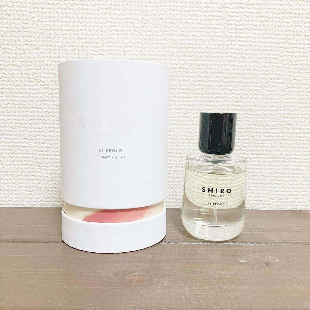 筒井萌子のインスタグラム：「* @shiro_japan の限定パフューム🌸 SHIRO PERFUME BE PROUD ふらっと寄ったら限定が出てて フローラルの甘い香りが気に入った◡̈♥︎ 母が1ヶ月早い誕生日プレゼントでくれましたꪔ̤̮ 香水はつけてる時が多いけどキツくなく 柔軟剤のようにふわっと香るくらいが好き💕 shiroの香水は一つ一つストーリーがあって素敵🌿 ・ ・ #筒井萌子 #女優 #actress #モデル #model #岡山  #shooting #instagood #instalike #converse #撮影 #followme #instalike #ゴルフ #ゴルフ女子 #ゴルフコーデ #골프 #좋아요반사 #좋아요그램 #좋아요환영 #데일리그램 #패션 #오오티디 #카페 #shiro」