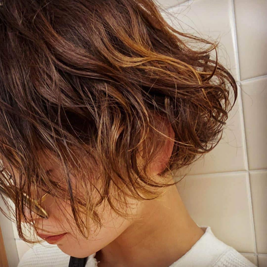 西山茉希さんのインスタグラム写真 - (西山茉希Instagram)「パーマにもジェックス。 調子よさめ。  #ジェックス #gexx @oceantokyonet  ジェルみたいなワックス。 ワックスみたいなジェル。 真ん中なのがジェックス。  #パーマ×ジェッ🙅‍♀️」3月22日 16時02分 - maki.nshiyama50