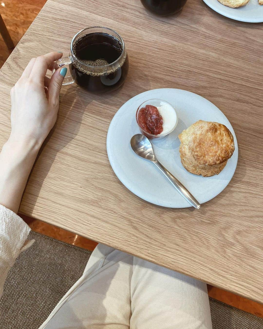 松本ゆいさんのインスタグラム写真 - (松本ゆいInstagram)「こんなに天気が良いとお茶したくなる🍪 #cafe#bluebottlecoffee#coffee#scones#sweets#ブルーボトルコーヒー清澄白河店」3月22日 16時12分 - yui_m106