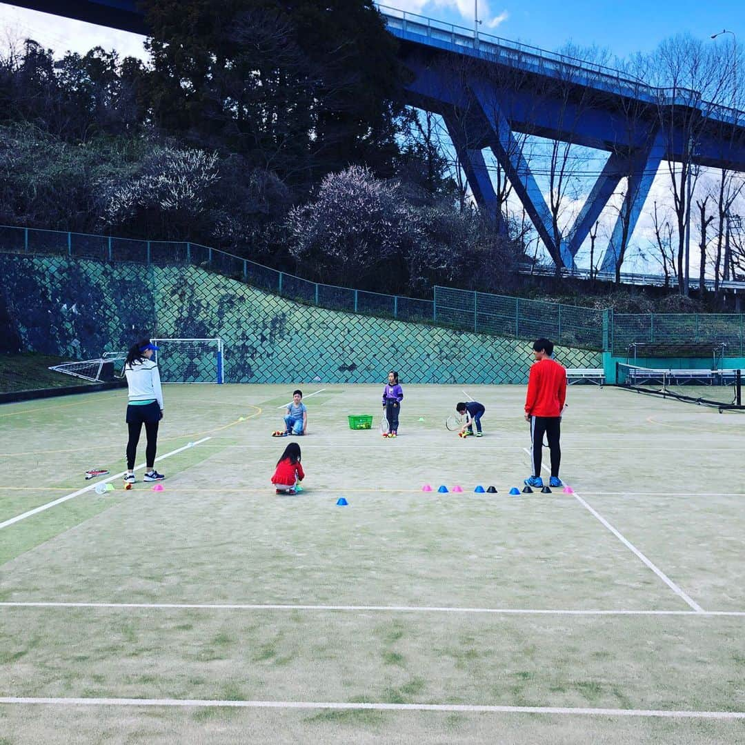 岡本聖子さんのインスタグラム写真 - (岡本聖子Instagram)「ある時のレッスン ※ いつもは、体育館だけど この日は青空の下、アウトドアのテニスコートで🎾 ※ 外で思いっきり動けて気持ちよかったねっ！ ※ #五日市クラブ #岡本聖子 #キッズテニス #新学期は4月8日からスタート（予定）」3月22日 16時12分 - seiko_okamoto_official