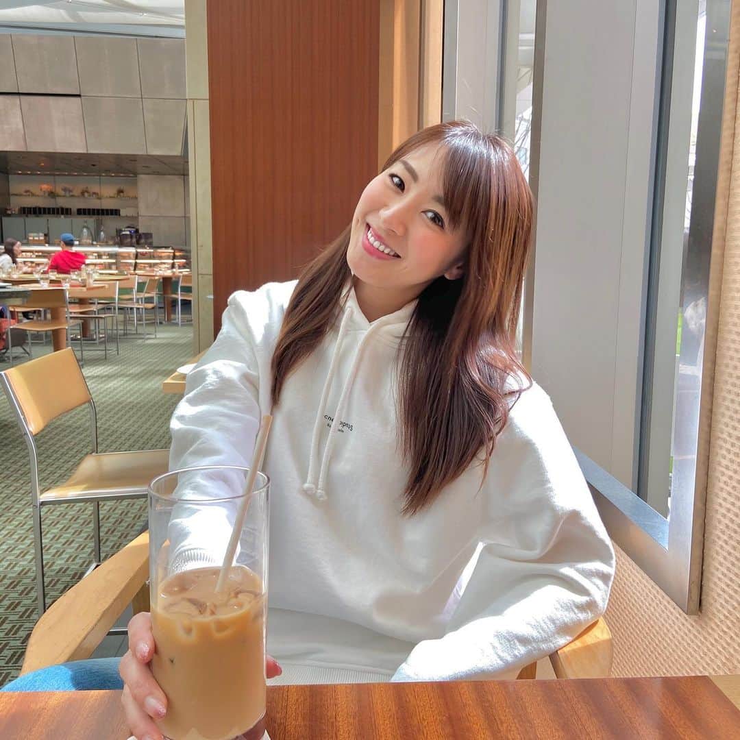杉下理世のインスタグラム：「休日ホテルランチ♡ with @ayumi_yasuoka 💋 休みの日は、デニムとパーカーとスニーカーが最高🤟🌸 #acne #アクネストゥディオズ #acnestudios #ホテルランチ #休日ランチ」
