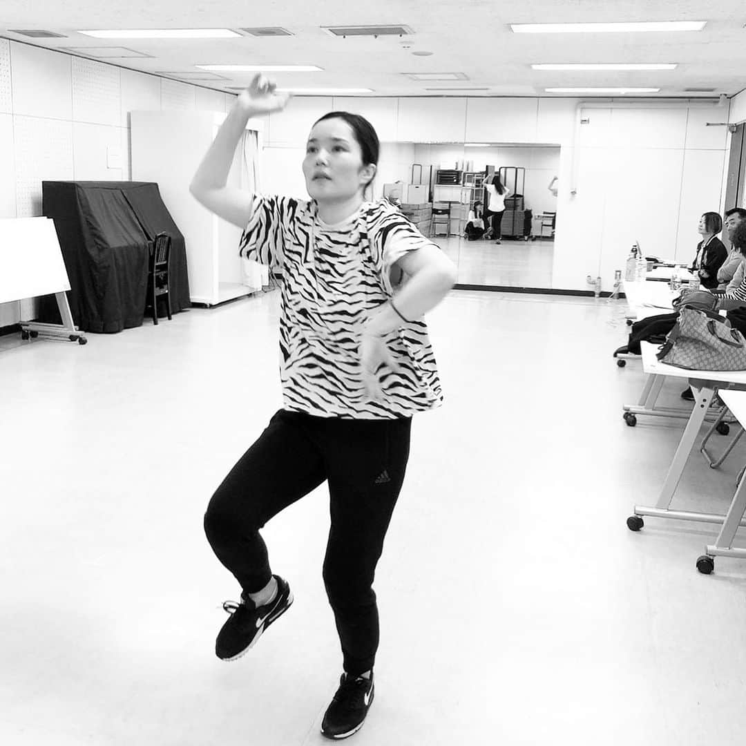 平野ノラさんのインスタグラム写真 - (平野ノラInstagram)「カッコよく余裕に踊るってどうしたら良いのだろう。。。酷いなぁ🤢  #振り付け暗記中 #体幹をくれ #翌日イグアナ状態  #noバブリー  #平野ノラ」3月22日 16時06分 - noranoranora1988