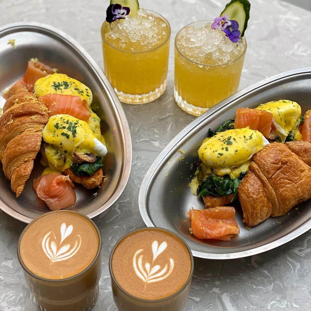 Symmetry Breakfastさんのインスタグラム写真 - (Symmetry BreakfastInstagram)「Sunday trying out the new brunch menu at @charcoholshanghai we came before CNY for dinner and loved it. A classic, salmon benedict on a toasted croissant, delicious by one get one free cocktails too, the video from the 6th slide is the Saipan’s Punch with coffee foam, like a grown up cheese cap tea and is such a stunner!! Also the Pandan toast with Isigny butter and the char grilled pork neck guabao is a gothy dream come true 🖤 #symmetrybreakfast」3月22日 16時07分 - symmetrybreakfast