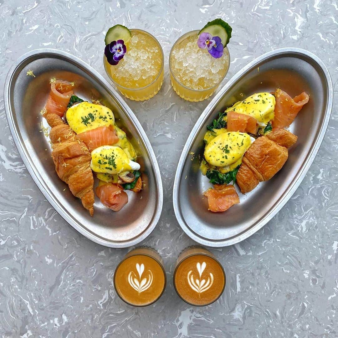 Symmetry Breakfastのインスタグラム：「Sunday trying out the new brunch menu at @charcoholshanghai we came before CNY for dinner and loved it. A classic, salmon benedict on a toasted croissant, delicious by one get one free cocktails too, the video from the 6th slide is the Saipan’s Punch with coffee foam, like a grown up cheese cap tea and is such a stunner!! Also the Pandan toast with Isigny butter and the char grilled pork neck guabao is a gothy dream come true 🖤 #symmetrybreakfast」