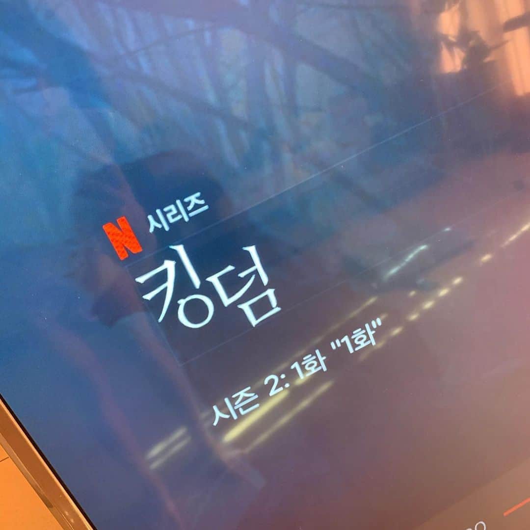 チェ・スルギさんのインスタグラム写真 - (チェ・スルギInstagram)「. 일요일 오후  좀비와함께 ~_~🧟‍♀️🧟🧟‍♂️🖤 역시는 역시다  넷플릭스 시리즈 킹덤2 대박+_+  순식간에 정주행 해버려따 진짜 역대급결말 ... 시즌3 언제나오나연🙋🏻‍♀️🙋🏻‍♀️ . . . .  #넷플릭스 #킹덤 #킹덤2 #kingdom #주지훈 #배두나 #류승룡 #추천 #ad」3月22日 16時07分 - angel9028