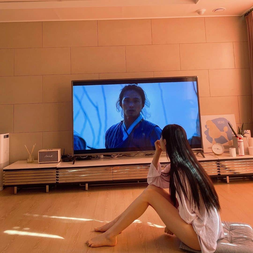 チェ・スルギさんのインスタグラム写真 - (チェ・スルギInstagram)「. 일요일 오후  좀비와함께 ~_~🧟‍♀️🧟🧟‍♂️🖤 역시는 역시다  넷플릭스 시리즈 킹덤2 대박+_+  순식간에 정주행 해버려따 진짜 역대급결말 ... 시즌3 언제나오나연🙋🏻‍♀️🙋🏻‍♀️ . . . .  #넷플릭스 #킹덤 #킹덤2 #kingdom #주지훈 #배두나 #류승룡 #추천 #ad」3月22日 16時07分 - angel9028