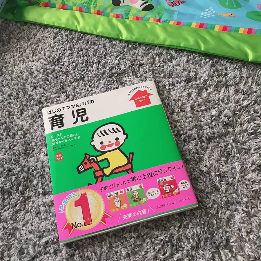 赤谷奈緒子のインスタグラム：「先日、お姉ちゃんからプレゼントでメリーと育児本が送られてきました❤️ . . 👶はメリーとってもお気に入りでとっても笑顔☺️ . . 目も少しは見えてきてるのか 少しだけだけど一人遊びしてくれるように💕 . . 育児の本もとってもわかりやすくて感謝☺️💕 . . いつもありがとう😊❤️ . #育児#育児本#楽天#男の子Baby#新米ママ#メリー#赤ちゃん#ぷくぷく成長中#👶の肌荒れに悩む日々#お薬もらってるけど..#早くよくなるといいな😞」