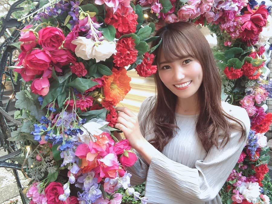 佐野友里子のインスタグラム：「大親友まややんのお誕生日お祝いで代官山のラブレーに行ってきました🎂💜 お店の入り口にお花がたくさんで可愛かった☺️🌸 ご飯もデザートも美味しかったよ♡♡♡ . #ラブレー代官山 #代官山カフェ #誕生日サプライズ」