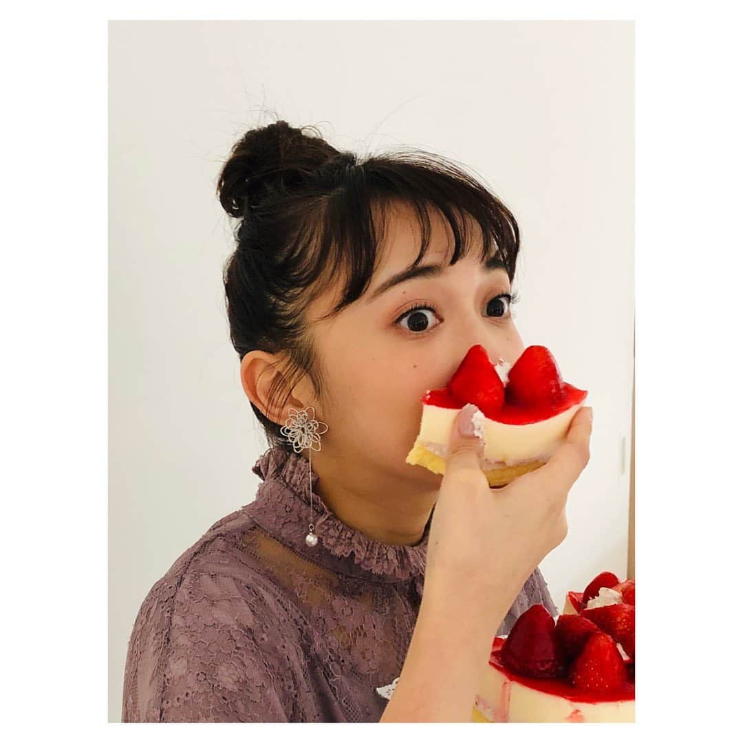 小宮有紗さんのインスタグラム写真 - (小宮有紗Instagram)「#FR2 さんとのコラボトレーナー、 受注生産の方に届きはじめているようで、、！✨ ありがとうございます⌄̈⃝ 撮影の時、ケーキを目一杯頬張れて幸せを感じました🥰 たくさん着てくださいね💕  #fr2 #コラボ #コラボトレーナー #小宮有紗」3月22日 16時16分 - arisakomiya_official