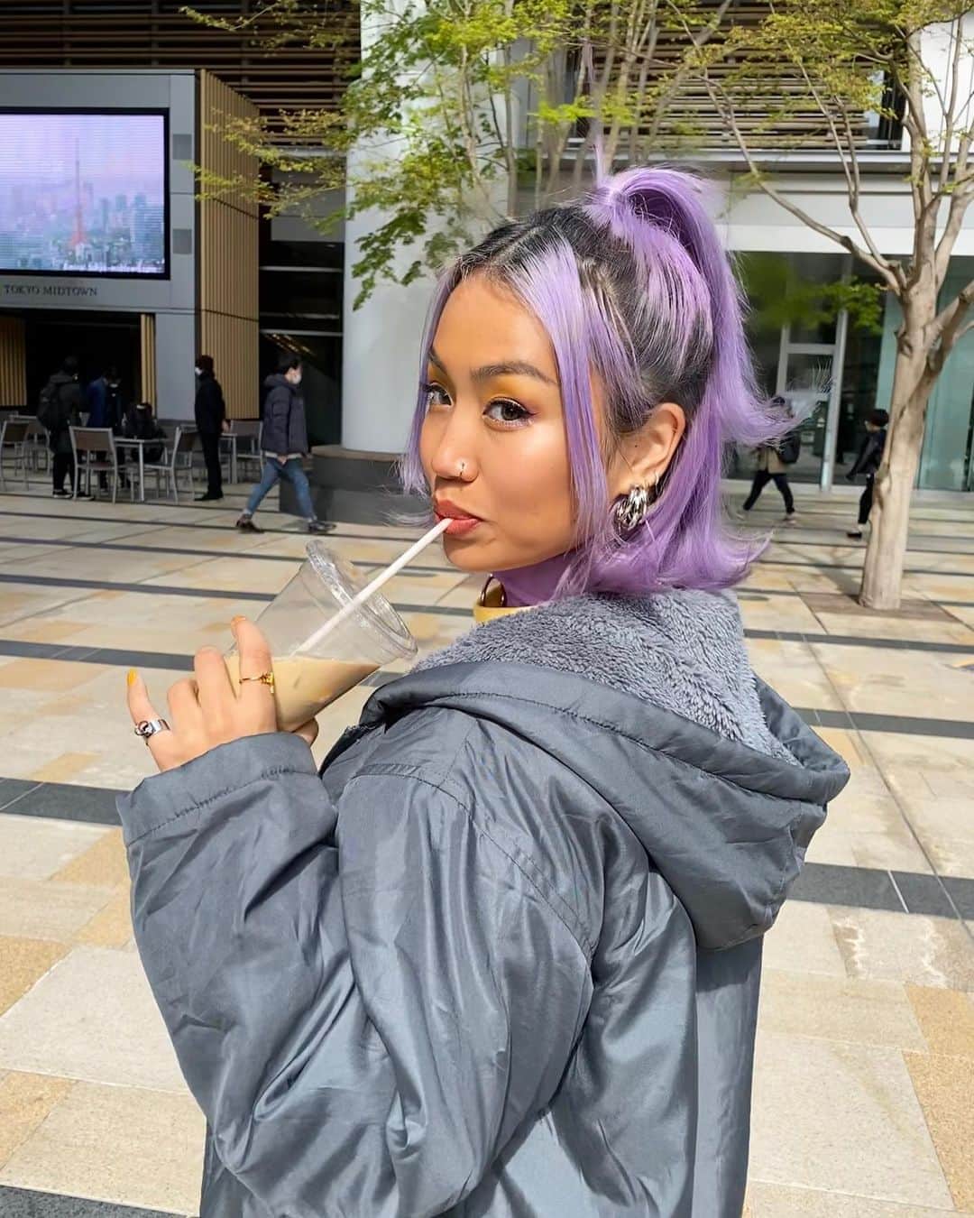 のインスタグラム：「ドンキホーテのベンチコートは気にしないで A Day with Nike🏢 Sending happy vibes to u!💫 . #HalfUpHair 💜」
