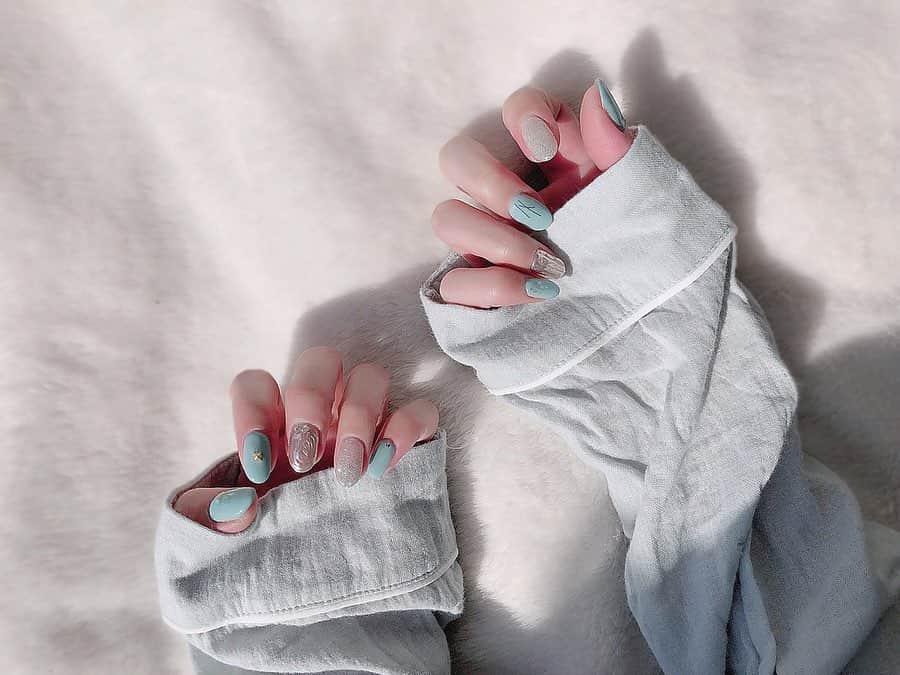 yuu__aaaのインスタグラム：「. . ミントグリーン💅♡ . まみさんいつも可愛くしてくれるし喋るの癒しです☺️💕 . . . 私のインスタグラムをみた！ でお得になるよ☺︎♡ . . ⚫︎シンプルネイルSET→¥4680 ⚫︎プチSET→¥5670 ⚫︎デザインSET¥6660 . . . . . . .. #cute#nail#春ネイル#ニュアンスネイル #ビジューネイル#ミントグリーン#instafashion#ピスタチオカラー #ネイル#ミラーネイル #くすみネイル #aurora#ラメネイル#ラメ」
