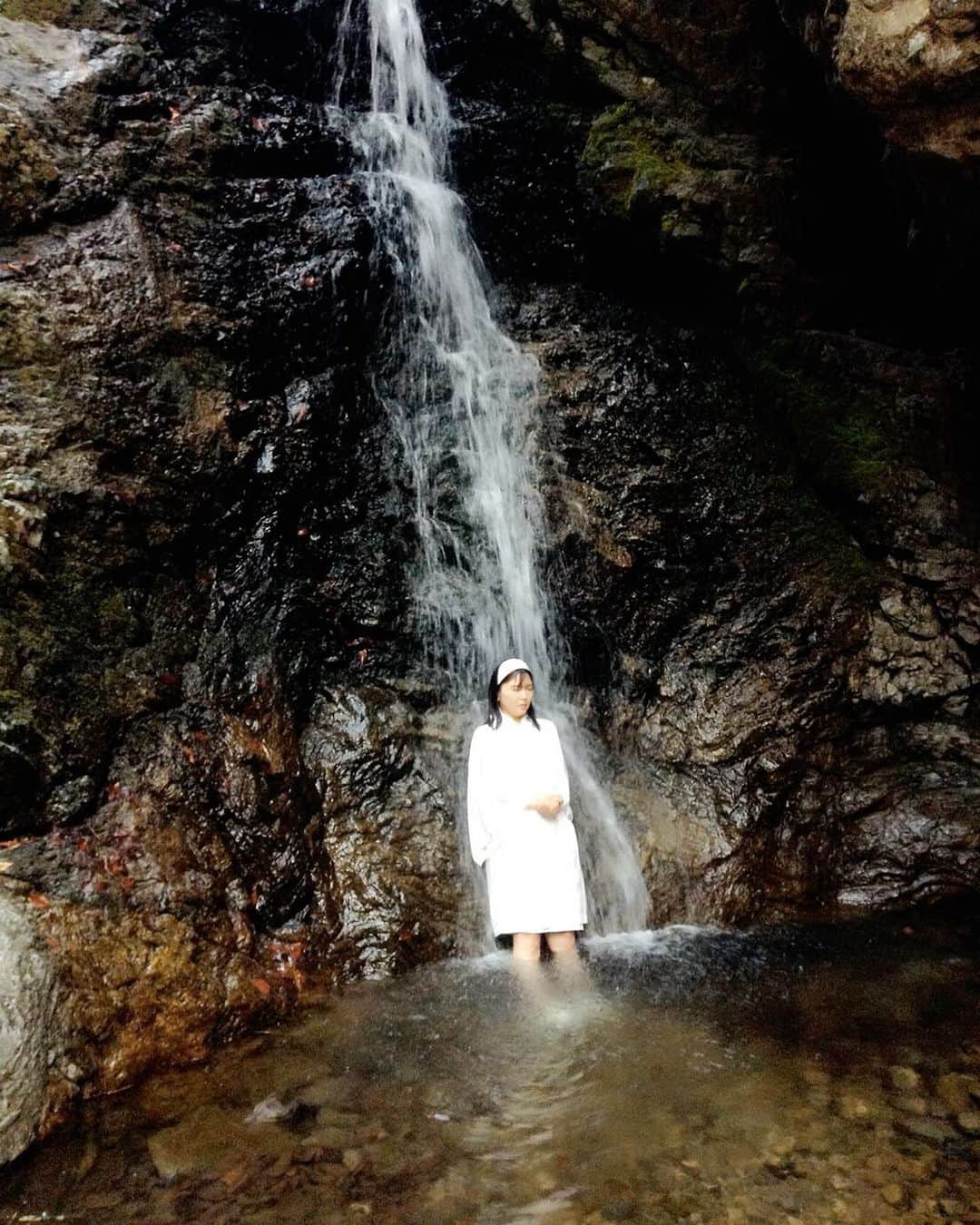 山神明理さんのインスタグラム写真 - (山神明理Instagram)「冷たい水に耐えるのではなく、受け入れるのです。 と、教えて頂きました❗️ #初めての滝行 #すっきり  #顔w」3月22日 16時34分 - akari_yamagami
