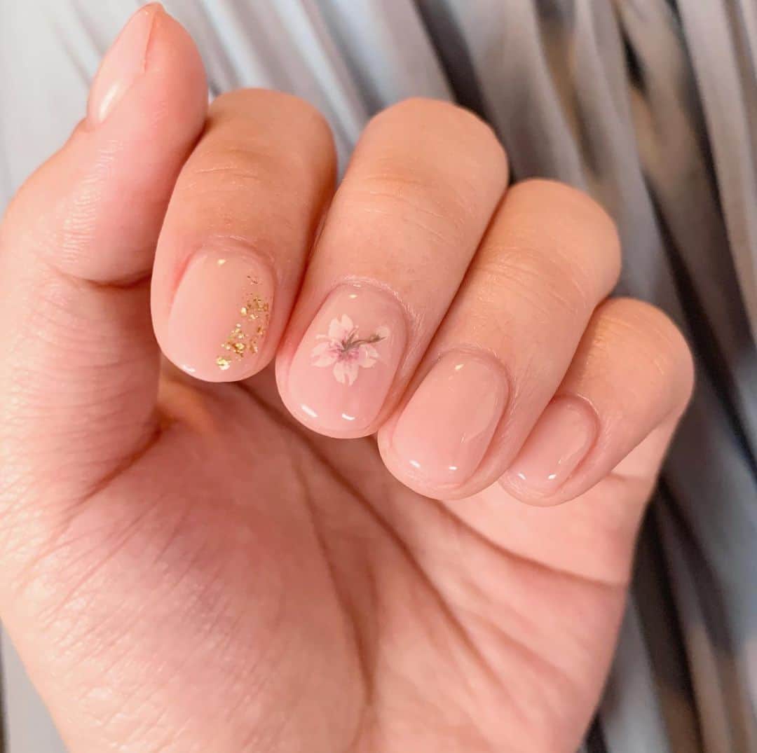 青木栄美子さんのインスタグラム写真 - (青木栄美子Instagram)「スプリングハズカム！  あおいさんありがとう😍  親指やっと完治しました。 半年前に怪我で親指の爪が取れてしまって、 そのときはすごいショックでもうショックで😱  爪が生えてくるまで あおいさんにジェルで長さ出して 爪つくってもらってました。  やっと普通の長さまで伸びてきましたよ！  #桜ネイル #dokuichigo #手描きネイル」3月22日 16時41分 - emikooo000