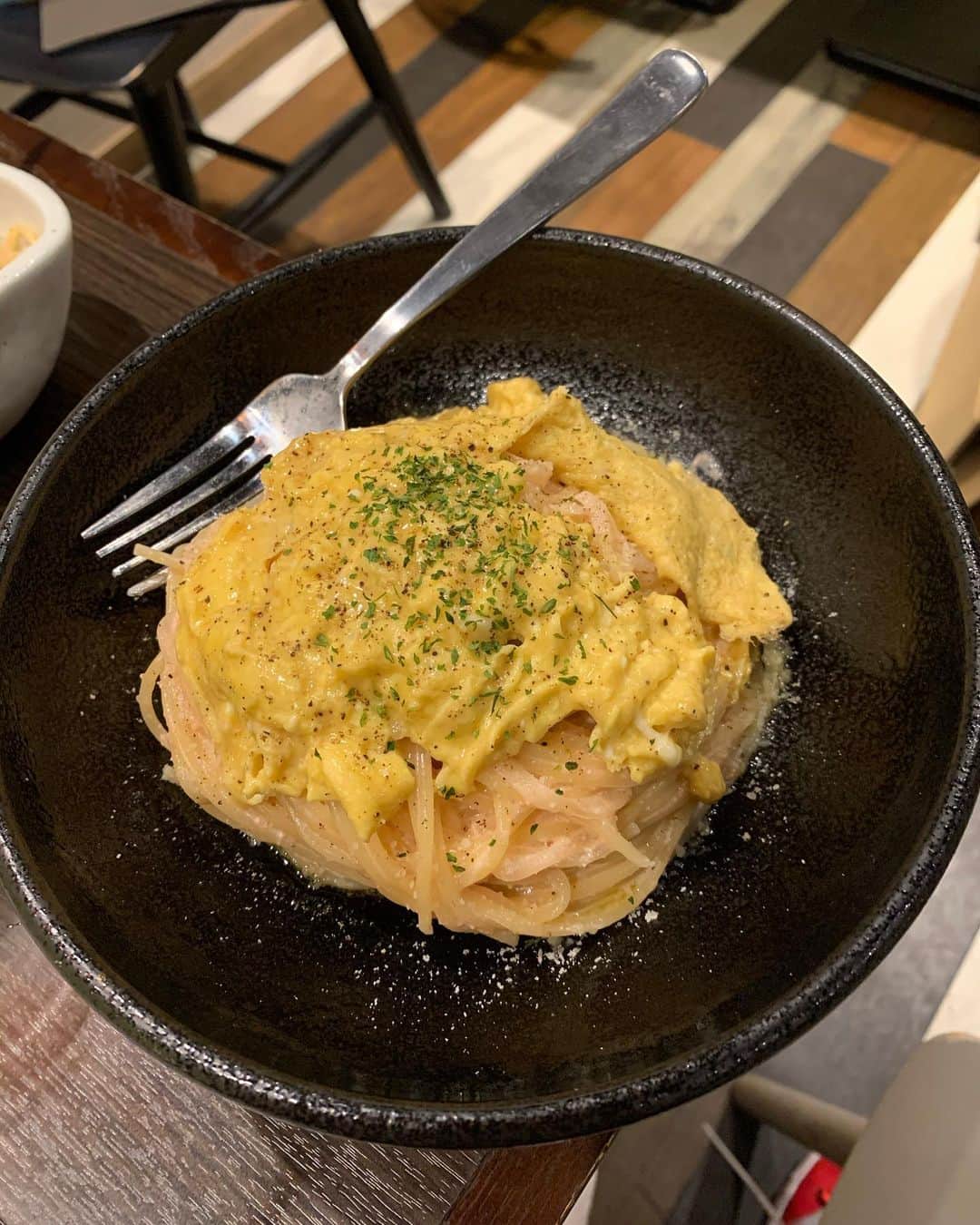 池田真一のインスタグラム：「4月からこっちこっち〜の新しい仲間になる元36期生のティラノサウルスのがんちゃん！ 新メニュー開発の為作ってくれた、 がんちゃんの『明太子クリームパスタのふわとろたまごのせ』マジで美味すぎ！ 濃厚なのにしつこくなくて食べやすい！  まだまだ新メニュー増えるよ😆」