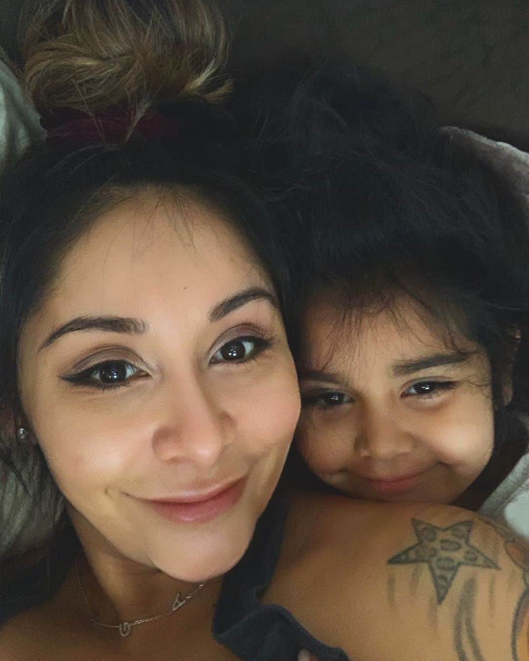 ニコール・ ポリッツィのインスタグラム：「Enjoying this isolation time cuddling my babies & feeling beyond thankful and blessed to be their mawma 🙏🏽🖤 Continue to practice social distancing & stay safe everyone 🙏🏽 #AloneTogether」