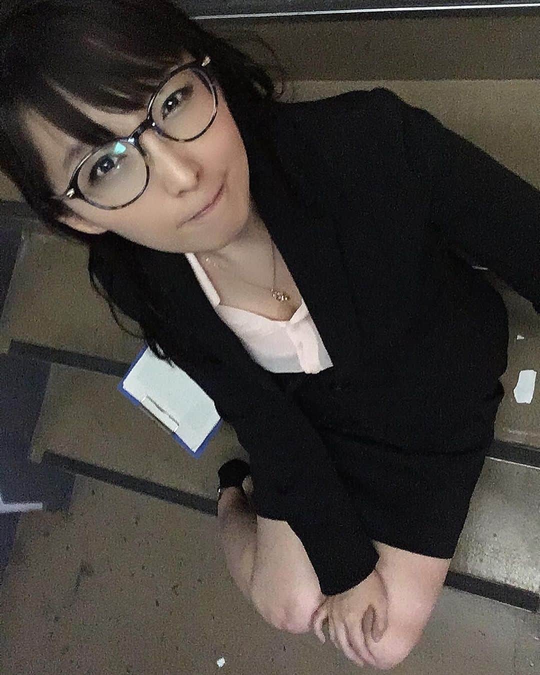 小明さんのインスタグラム写真 - (小明Instagram)「これは無職なのにスーツを着たかった人の自撮りです。ポイントは何にも書かれてないバインダーです。」3月23日 2時29分 - akarusan