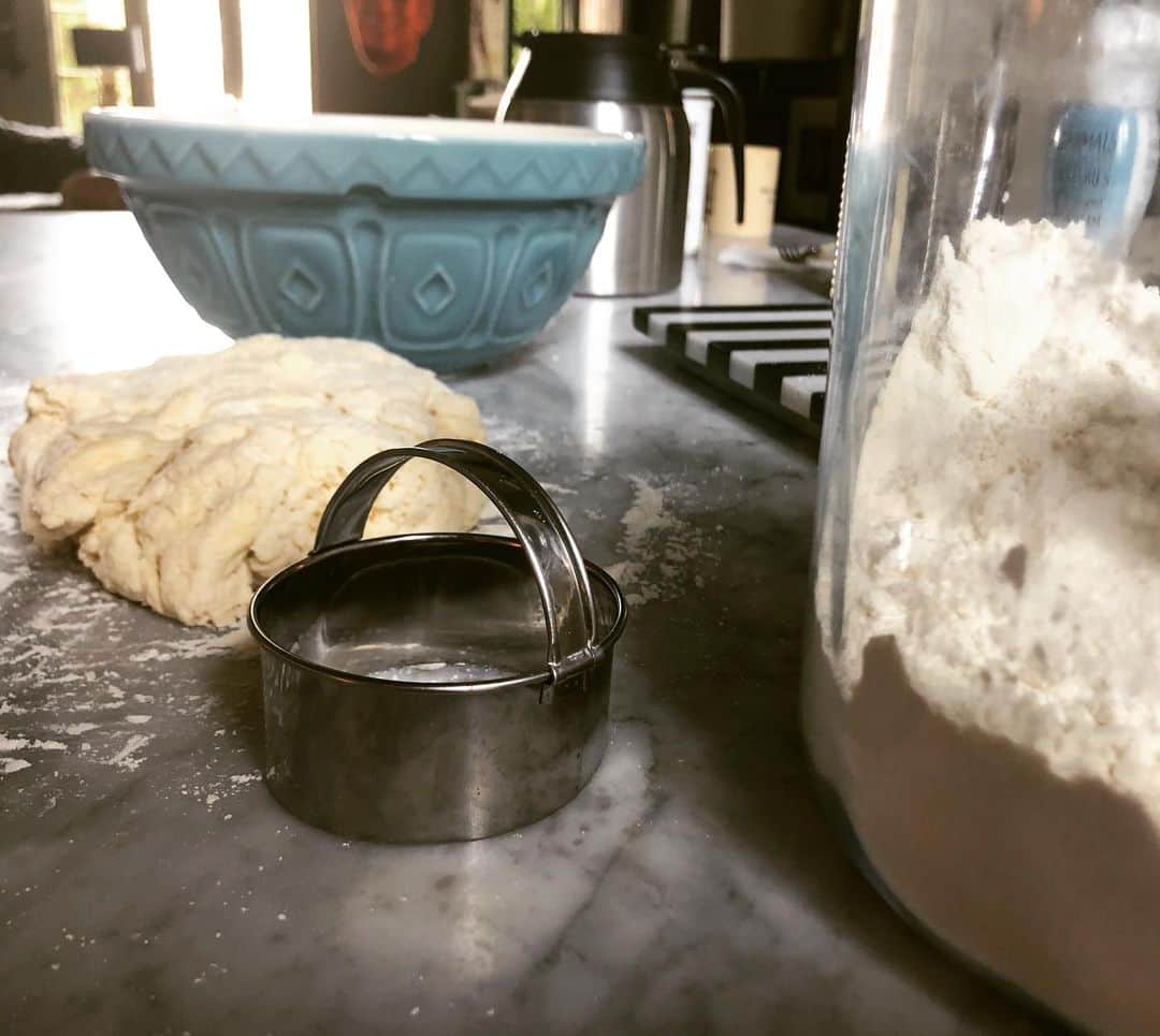 ミシェル・ブランチのインスタグラム：「Biscuits. Sausage gravy. Velvet Underground. Coffee and...fuck it, champagne.」