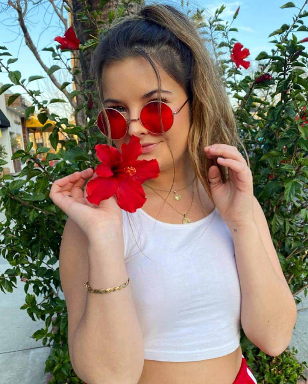 Brooke Marie Hylandのインスタグラム：「🆘, I’m REDy for the world to reopen❗️」