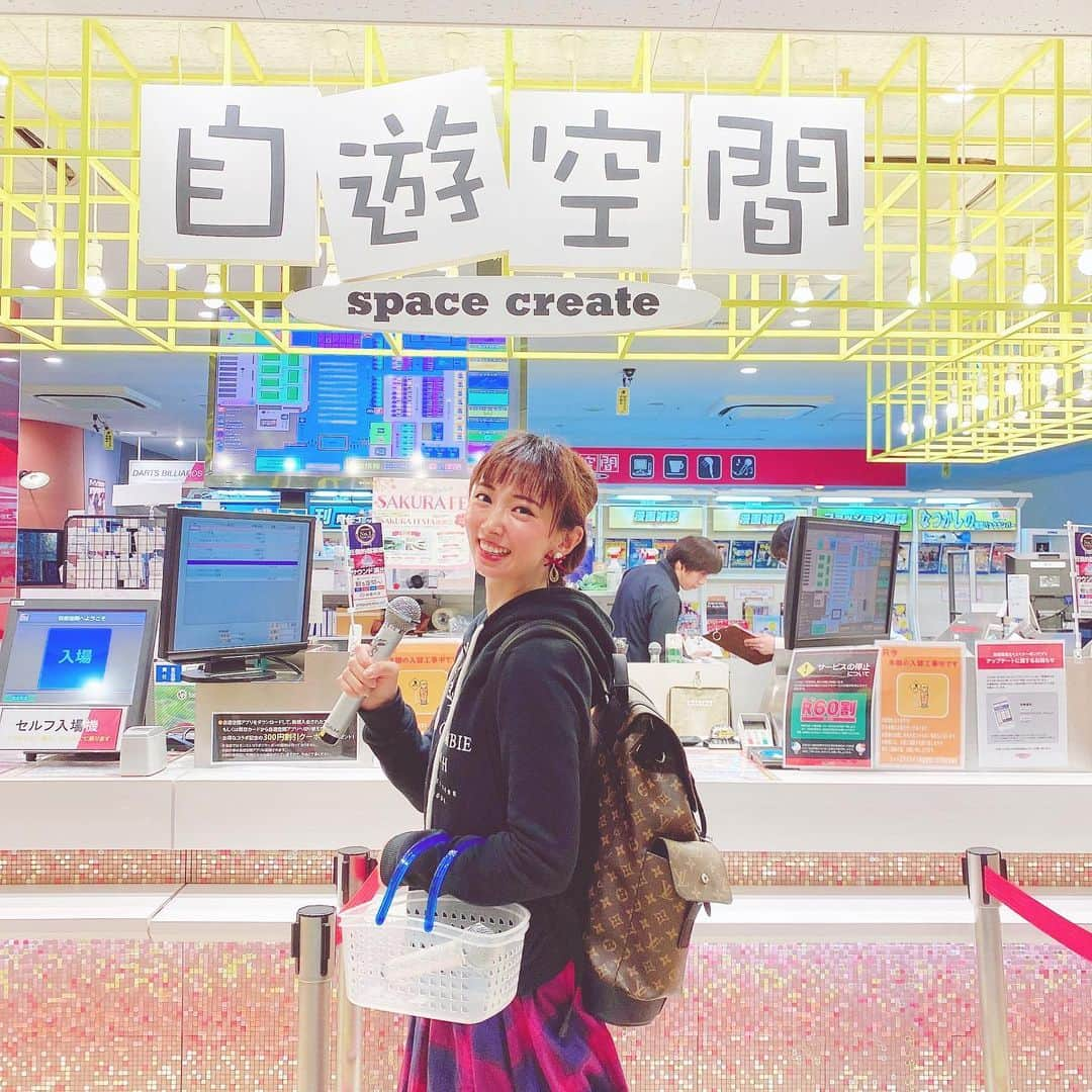 恵美さんのインスタグラム写真 - (恵美Instagram)「スペースクリエイト自遊空間　BIGBOX高田馬場店 @jiqoo_takadanobaba  で #ダーツ と #カラオケ に行ってきました🎤🎵 . カラオケ好きな彼と2人で2時間楽しんだのですが フリードリンクはもちろん、マンガ、PC、オンラインゲームだけでなく、ダーツやビリヤード、カラオケまであるので全然時間が足りませんでした😳 . #キンプリ #シンデレラガール を歌ってみました🤣🎤 . 次は1日中遊びに行こうと思います🙌🏻💕 . #レディースルーム #ネットカフェ #ネカフェ #高田馬場 #自遊空間 #高田馬場ネカフェ #高田馬場ネットカフェ #pr  #歌好き #歌ってみた #model #モデル #japanesemodel #恵美 @tokyo_joshibu #東京女子部 #tokyo_joshibu #ビジョビ @b_b_j.j @couplephoto.club #カップルフォト倶楽部 #ビジョビ_ミスいちご2021」3月23日 2時47分 - emi_florence819