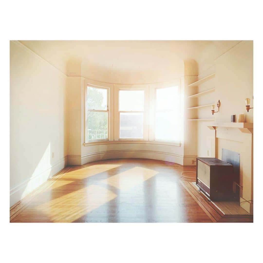 高橋ヨーコさんのインスタグラム写真 - (高橋ヨーコInstagram)「10 years ago, I moved to Berkeley where I’d never been, no family and friends.﻿ Now I’m sitting on the floor at my empty apartment just thinking back on ...what a wonderful decade,  journey it’s been! ﻿ Met so many people, traveled to many places , and have made so many memories.﻿ I’m most grateful for the friends like family who have always helped or just needed me.﻿ During this difficult time....So sad I can’t say a proper goodbye to all who made my journey so special😭﻿ But I’m sure I’ll be back to see you guys!!! ﻿ ﻿ Huge Thank you all and hope to see you again soon !!! ﻿ ﻿ Hugs 🤗 ﻿(stay safe & take care everyone!) ﻿ 行ったこともなければ、誰も知ってる人もいないバークレーにいきなりやってきて、訳もわからないまま時が経ち、あっという間の10年間だった。﻿ 1番の素晴らしい出来事はなんと言っても家族と言ってもよいほどの友人ができたこと。最後までありがとう😭﻿ そしていろんなところに行って、新しいことを知り吸収して、違う人間になったような気にすらなっている自分がいる。﻿ 外出すらままならない今の状況の中でこの日を迎えてしまい…みんなにサヨナラが言えなかったのは残念だけれど、またすぐもどってきます。﻿ いつも沢山たすけてくれてありがとう☺️﻿ ﻿ 日本の皆さま、これから再度よろしくお願いします🤲﻿」3月23日 3時17分 - yoko1970
