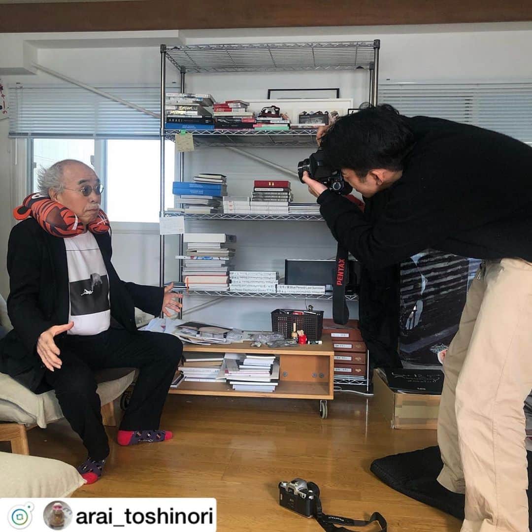 のインスタグラム：「Repost from @arai_toshinori . スイッチ4月20日号はロバート・フランクの特集です。仲野太賀が荒木経惟のアトリエを訪ねて、フランクの写真の魅力を通し写真の魅力とは何かと、渾身のインタビュー撮影を行なっています。緊張しながらもPENTAX67で肖像写真を撮る仲野太賀に荒木好感の様子。詳細は本誌で。#switch_magazine #仲野太賀 #荒木経惟 #ロバートフランク」