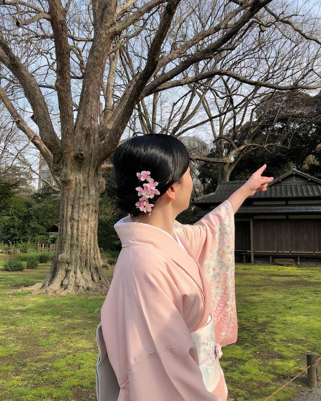 江連裕子さんのインスタグラム写真 - (江連裕子Instagram)「. 桜色の着物で、お花見🌸 . #桜 #花見 #花見コーデ #江連裕子 #セントフォース #セントフォース所属 #kimono #kimonostyle #kimonofashion #kimonogirl #japanease #japanesegirl #culuturetrip #着物ヘア #着物 #着物ヘアアレンジ #六義園 #六義園しだれ桜 #満開 #満開の桜 #日本庭園 #日本庭園風」3月22日 18時41分 - yuko_ezure